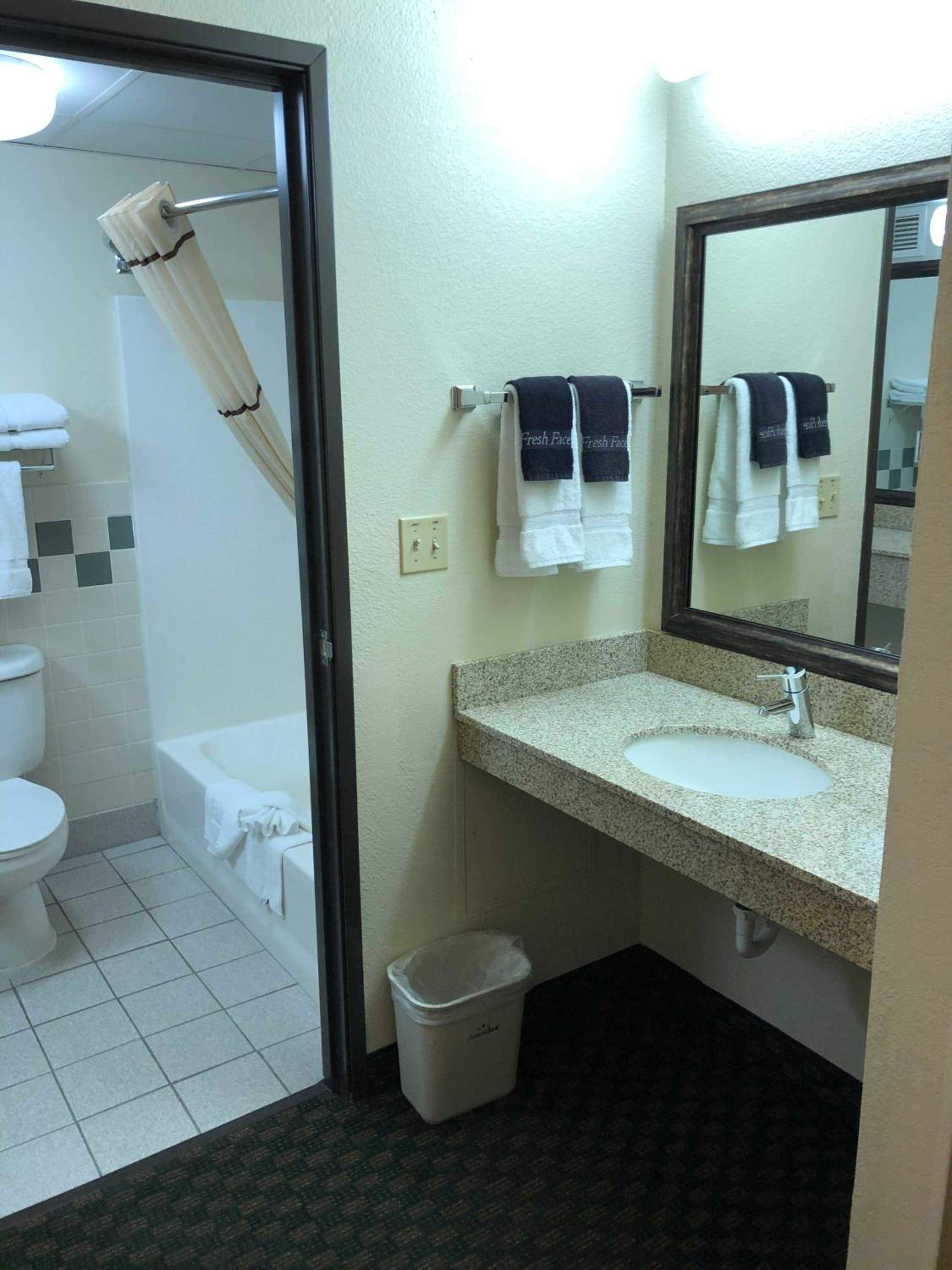 King/Queen Room - Non-Smoking photo 2