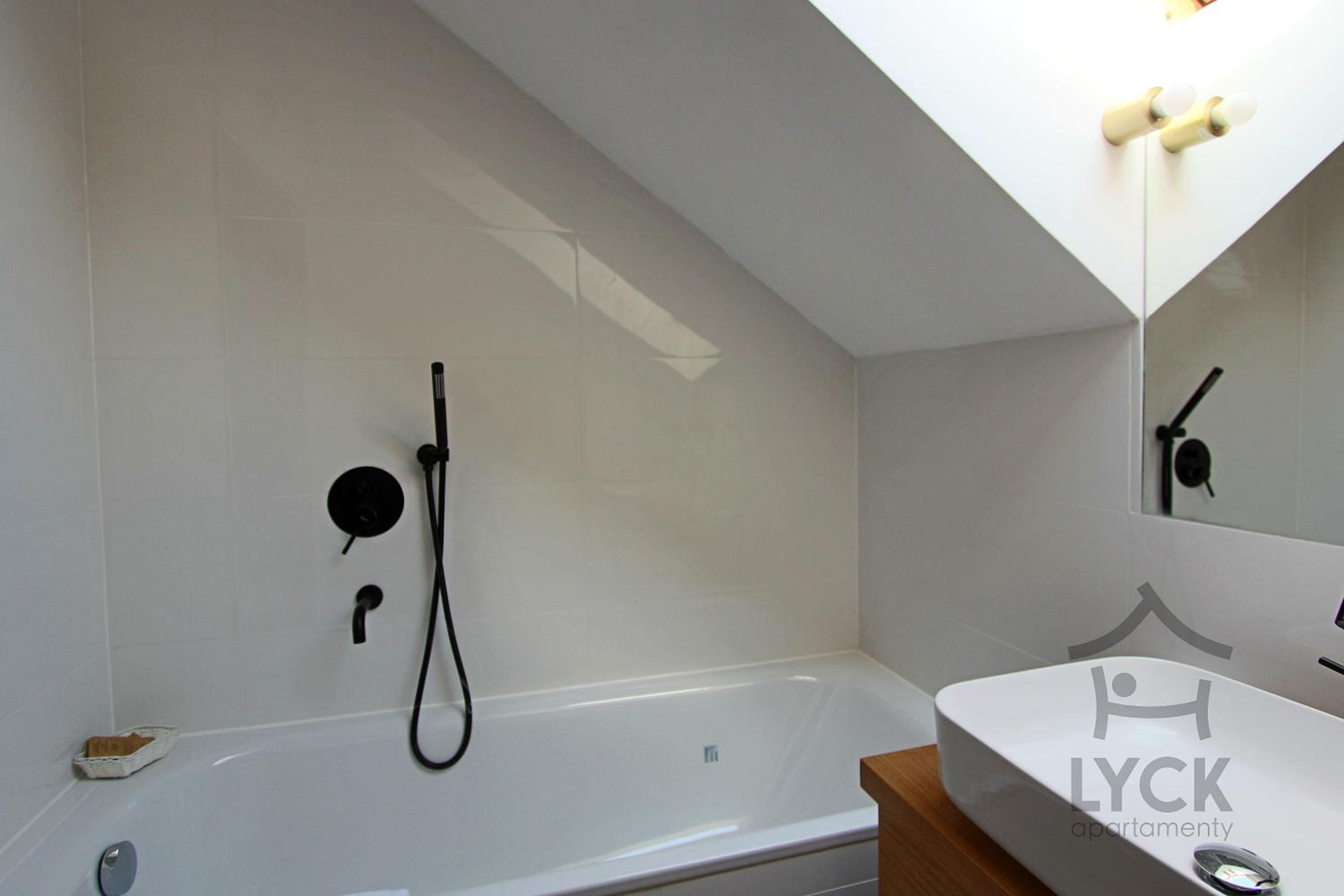 Apartment with Terrace - Photo 7