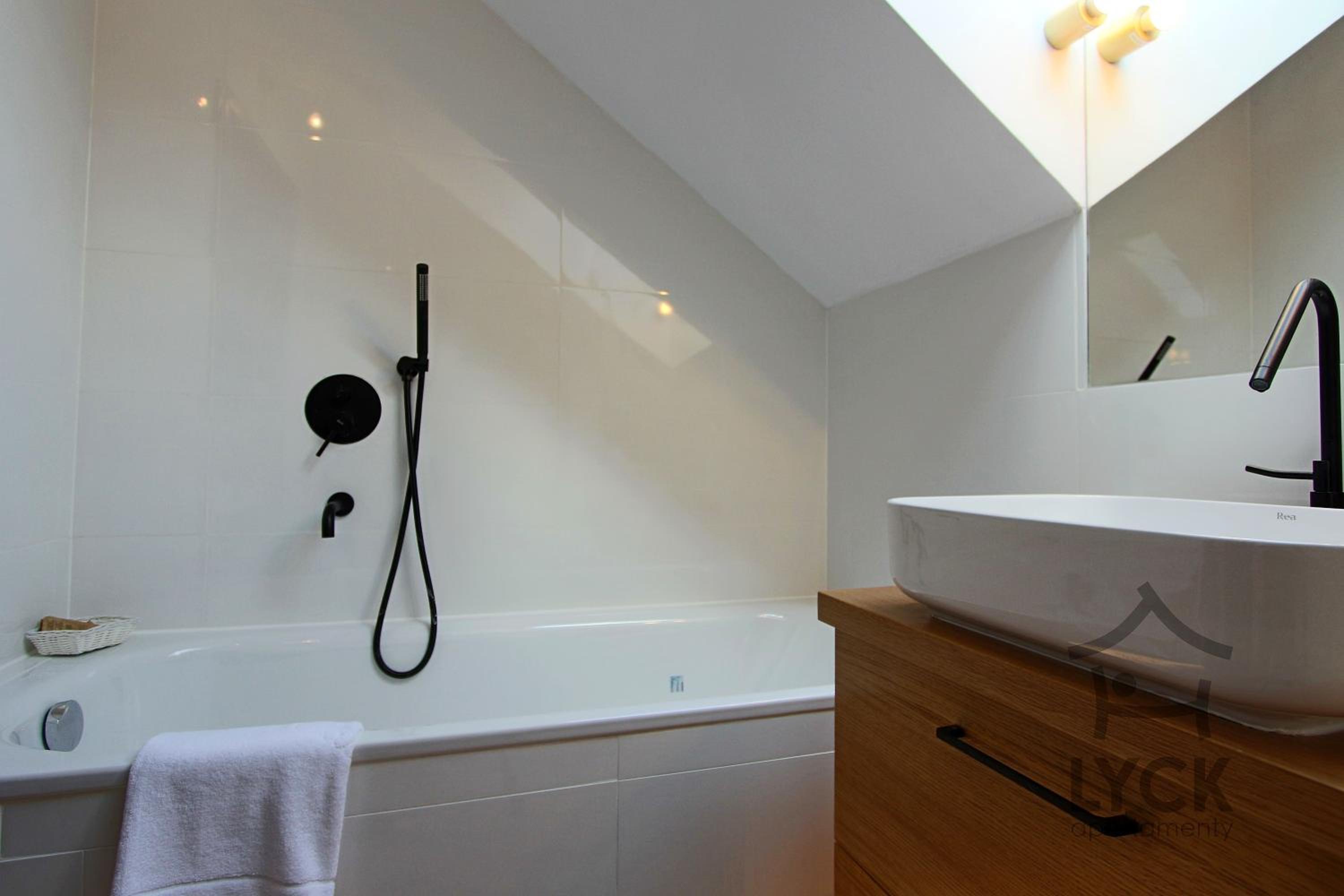 Apartment with Terrace - Photo 10