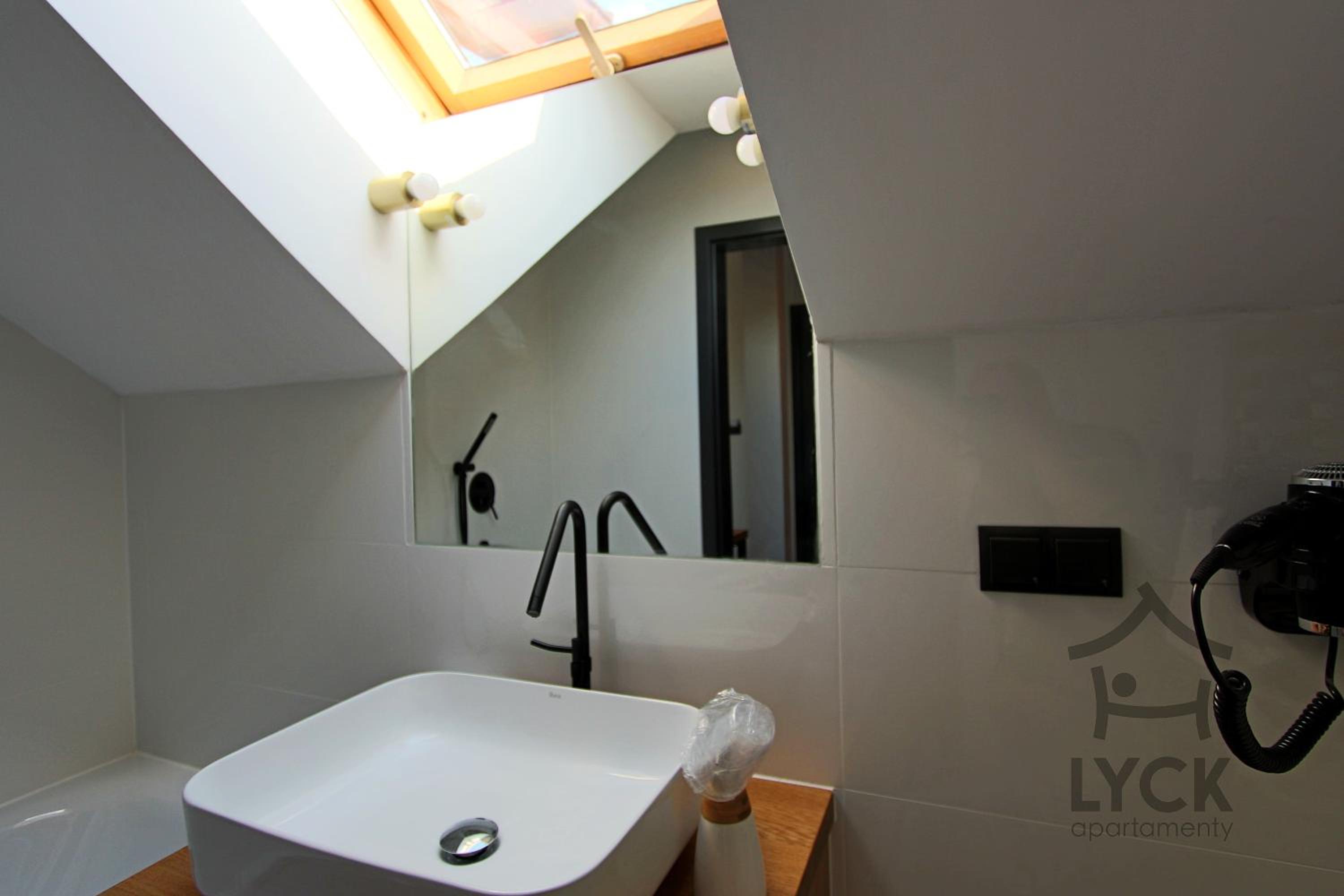 Apartment with Terrace - Photo 8