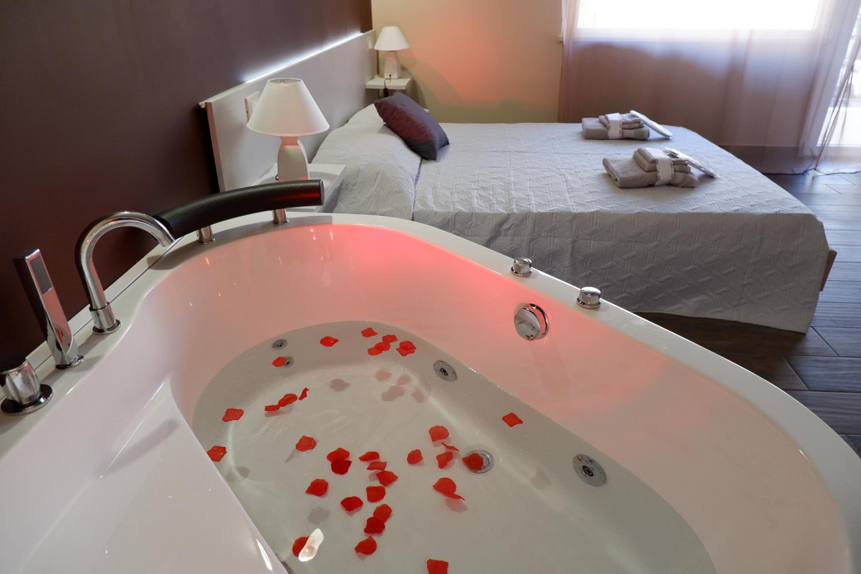 Deluxe Double Room with Bath - Photo 14