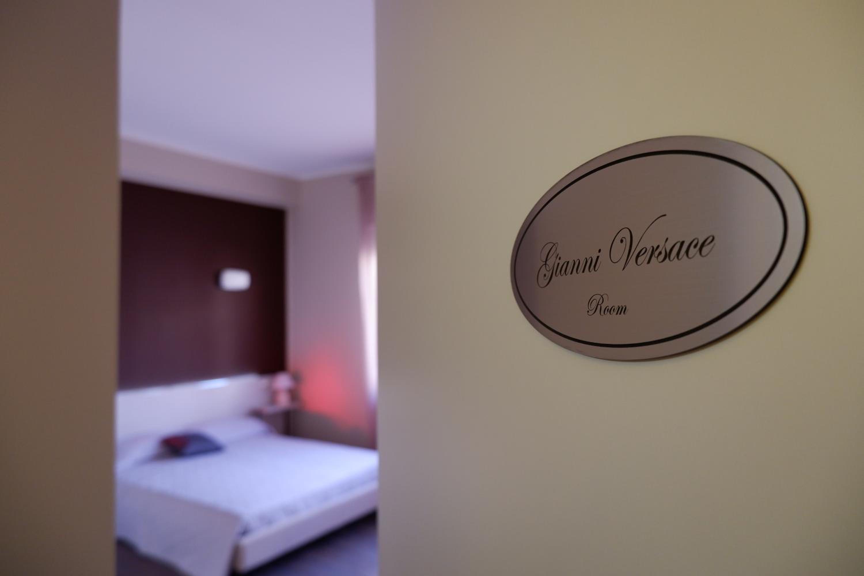 Deluxe Double Room with Bath - Photo 1