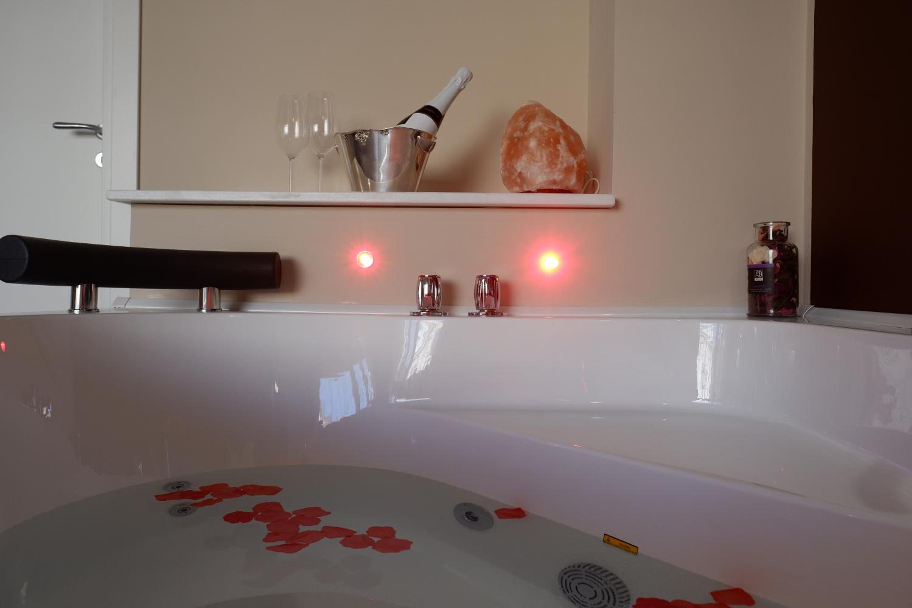 Deluxe Double Room with Bath - Photo 12