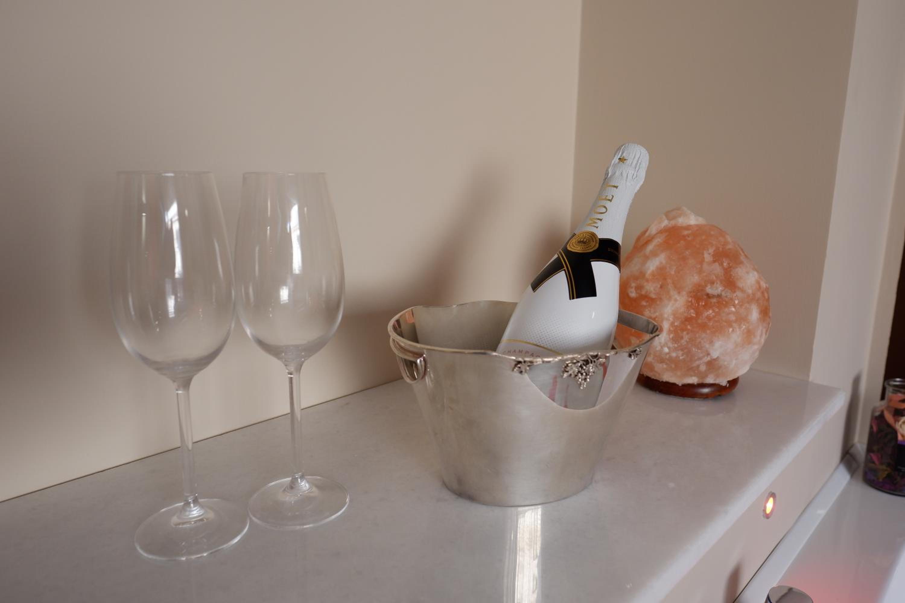Deluxe Double Room with Bath - Photo 11