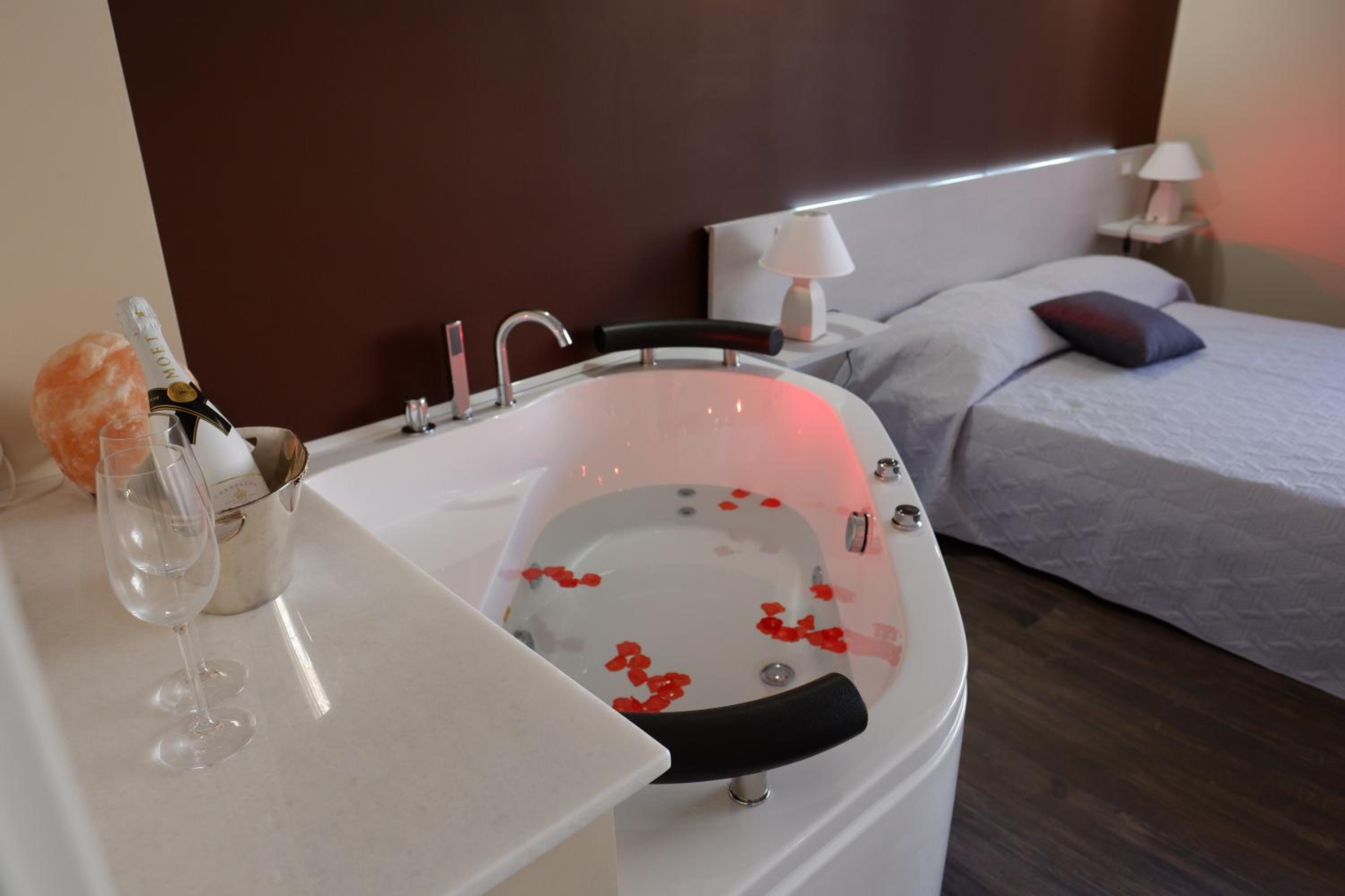 Deluxe Double Room with Bath - Photo 10