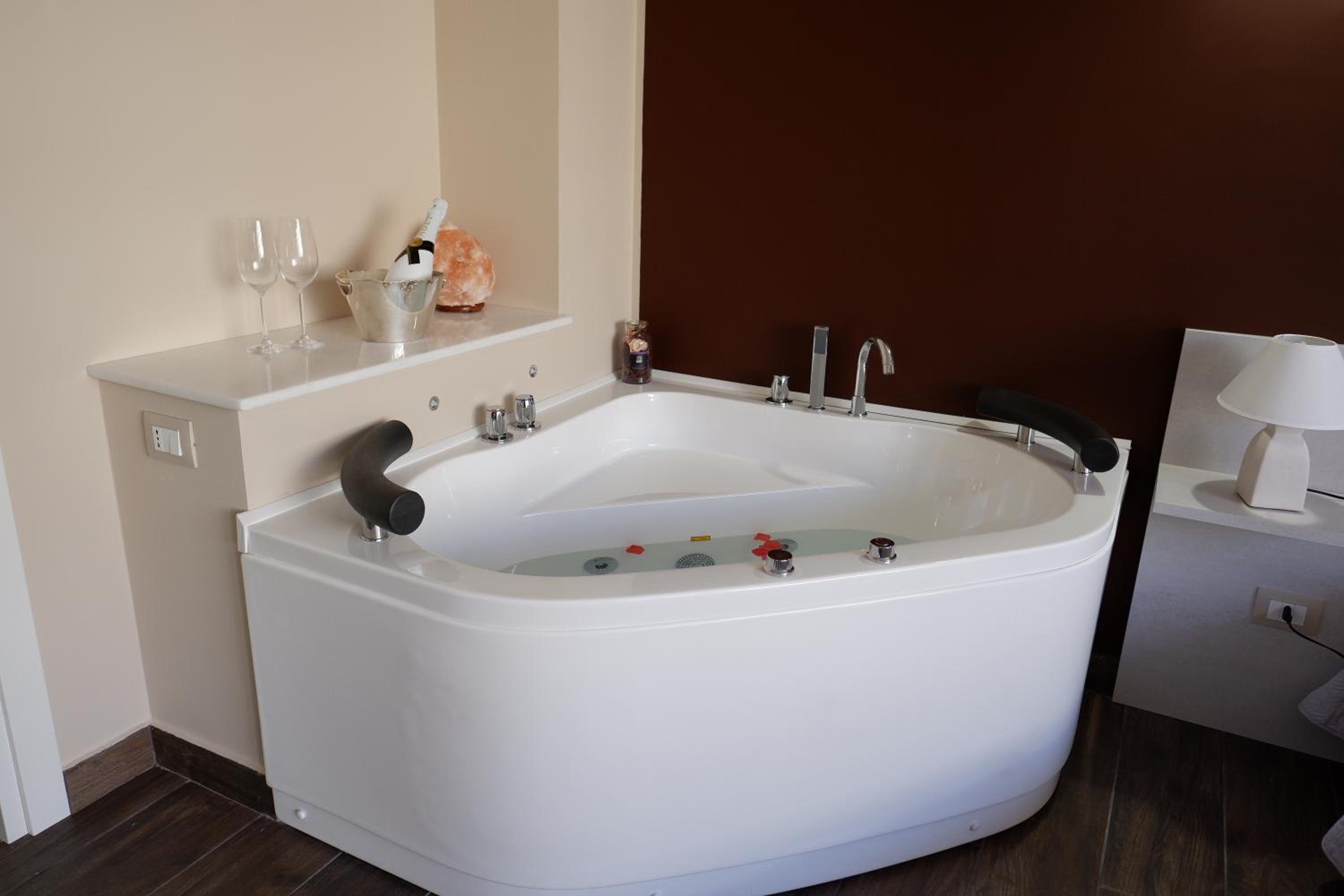 Deluxe Double Room with Bath - Photo 9