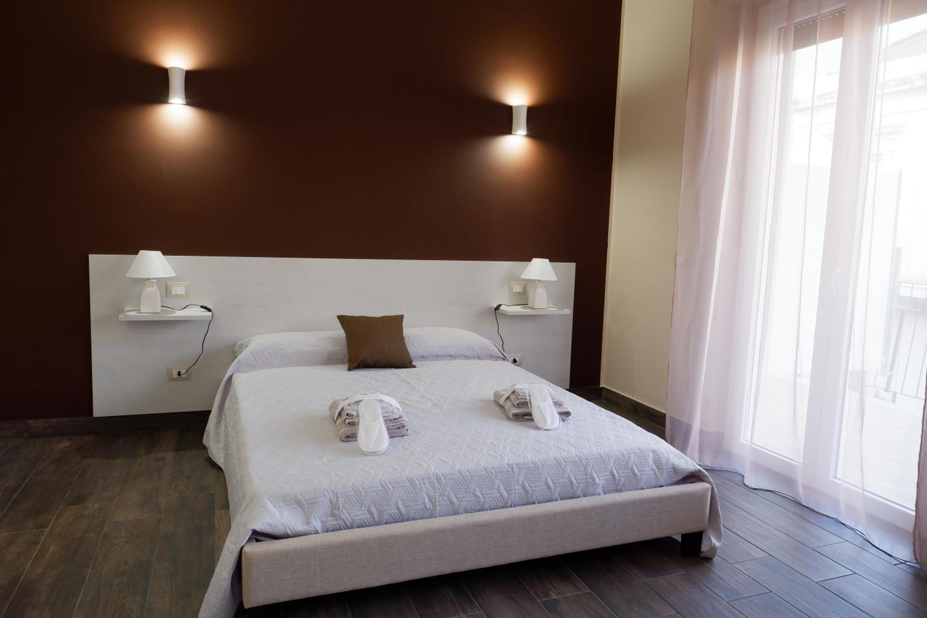 Deluxe Double Room with Bath - Photo 8