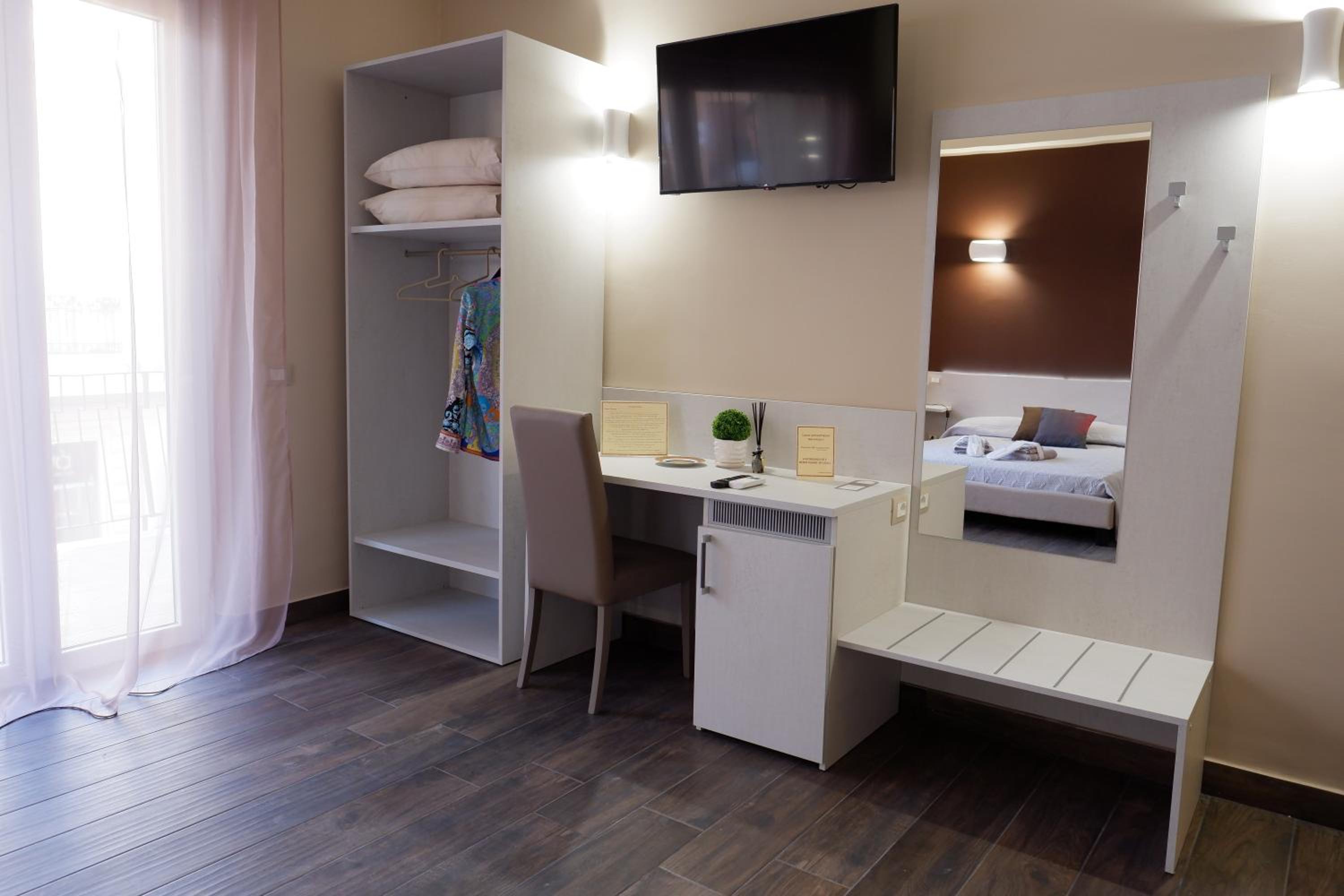 Deluxe Double Room with Bath - Photo 7