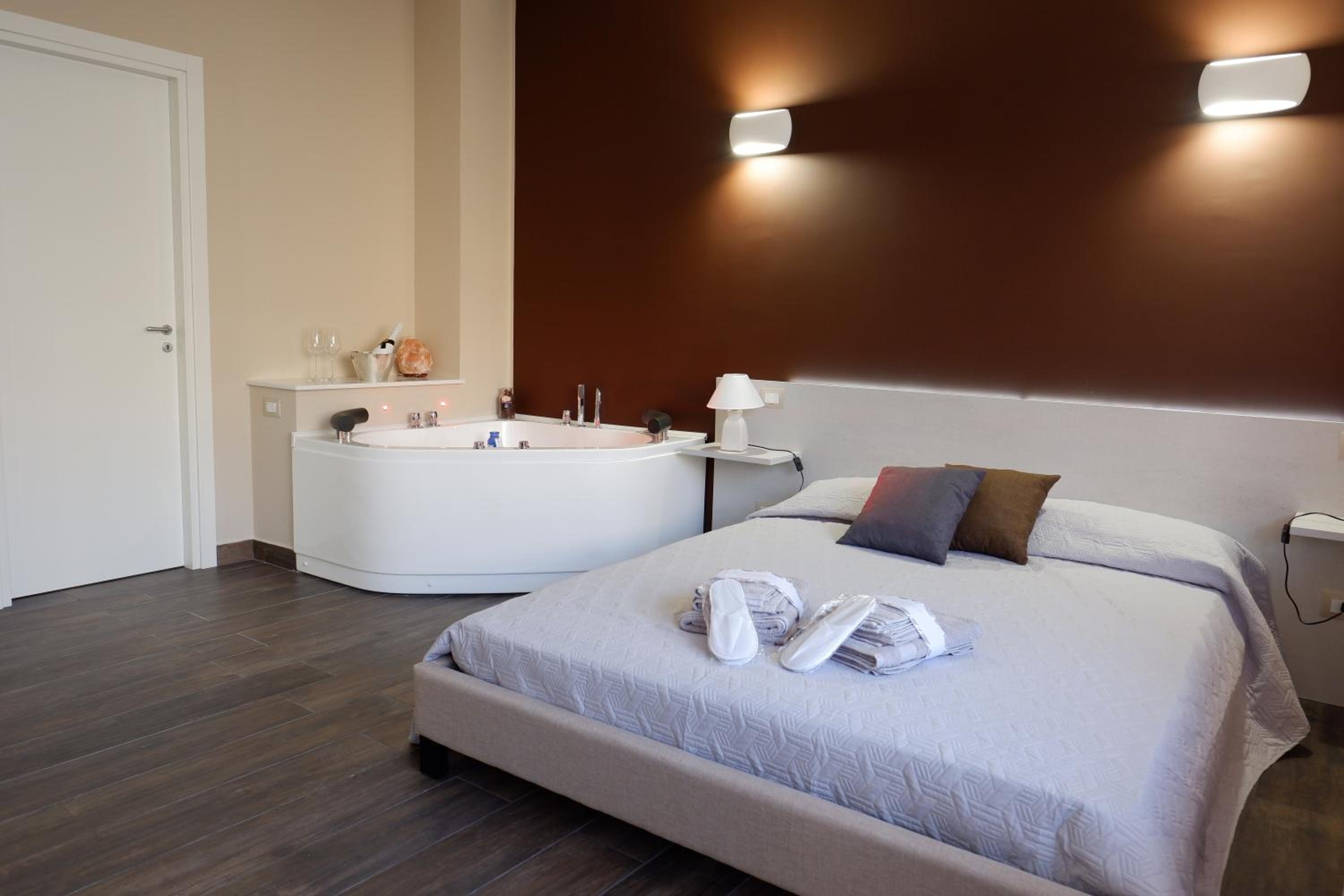 Deluxe Double Room with Bath - Photo 16
