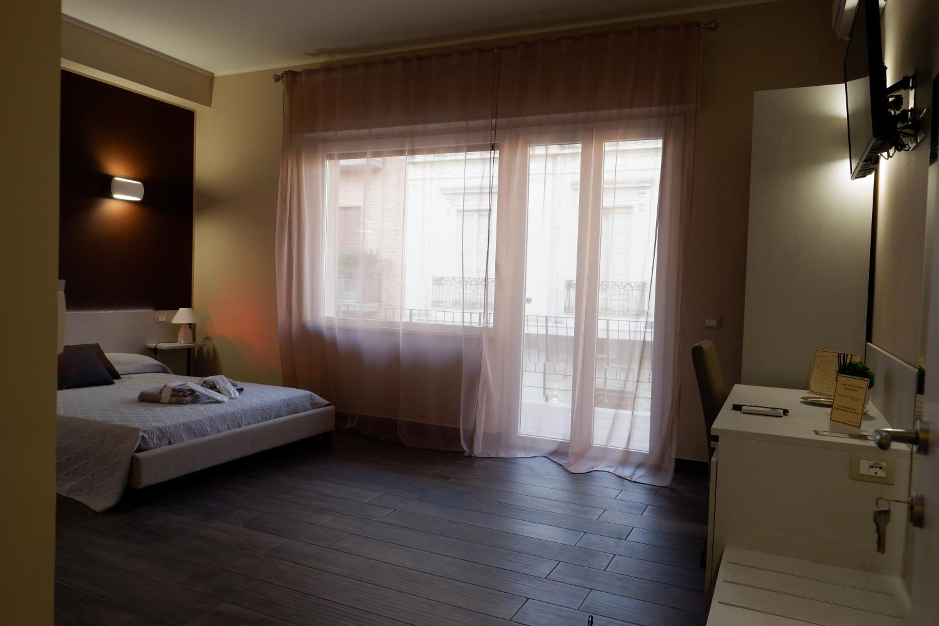 Deluxe Double Room with Bath - Photo 15