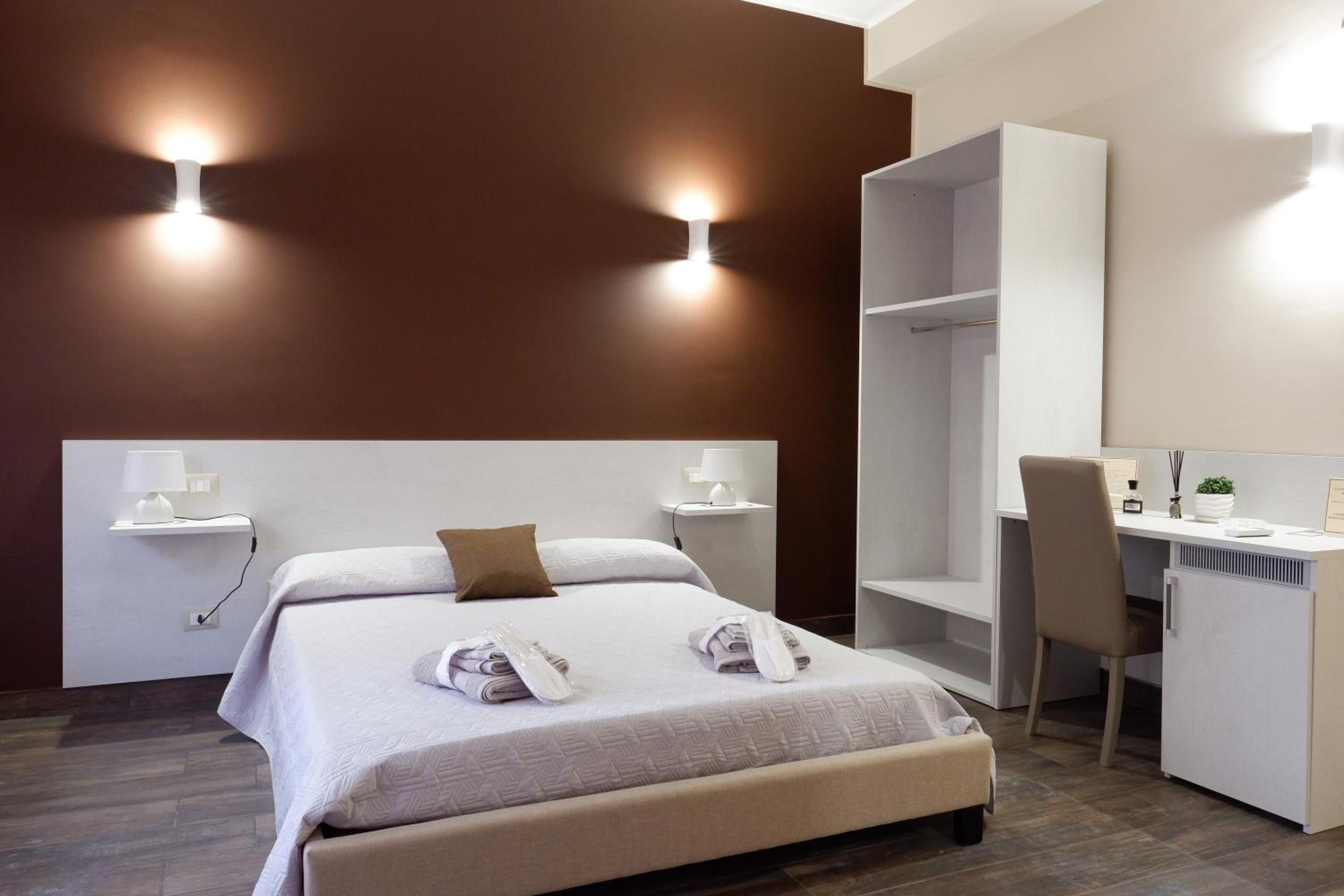 Double Room with Balcony - Photo 6