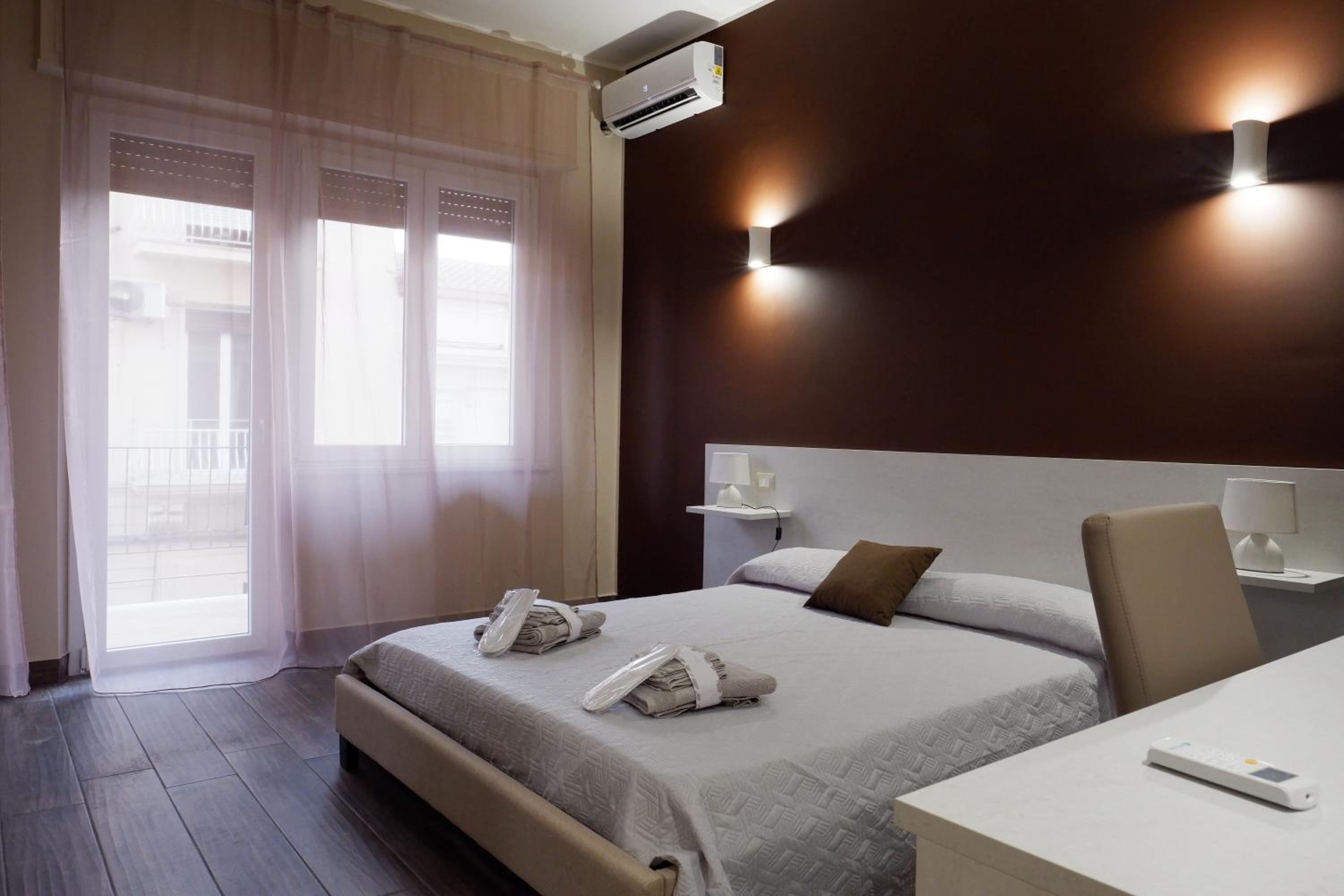 Double Room with Balcony - Photo 7