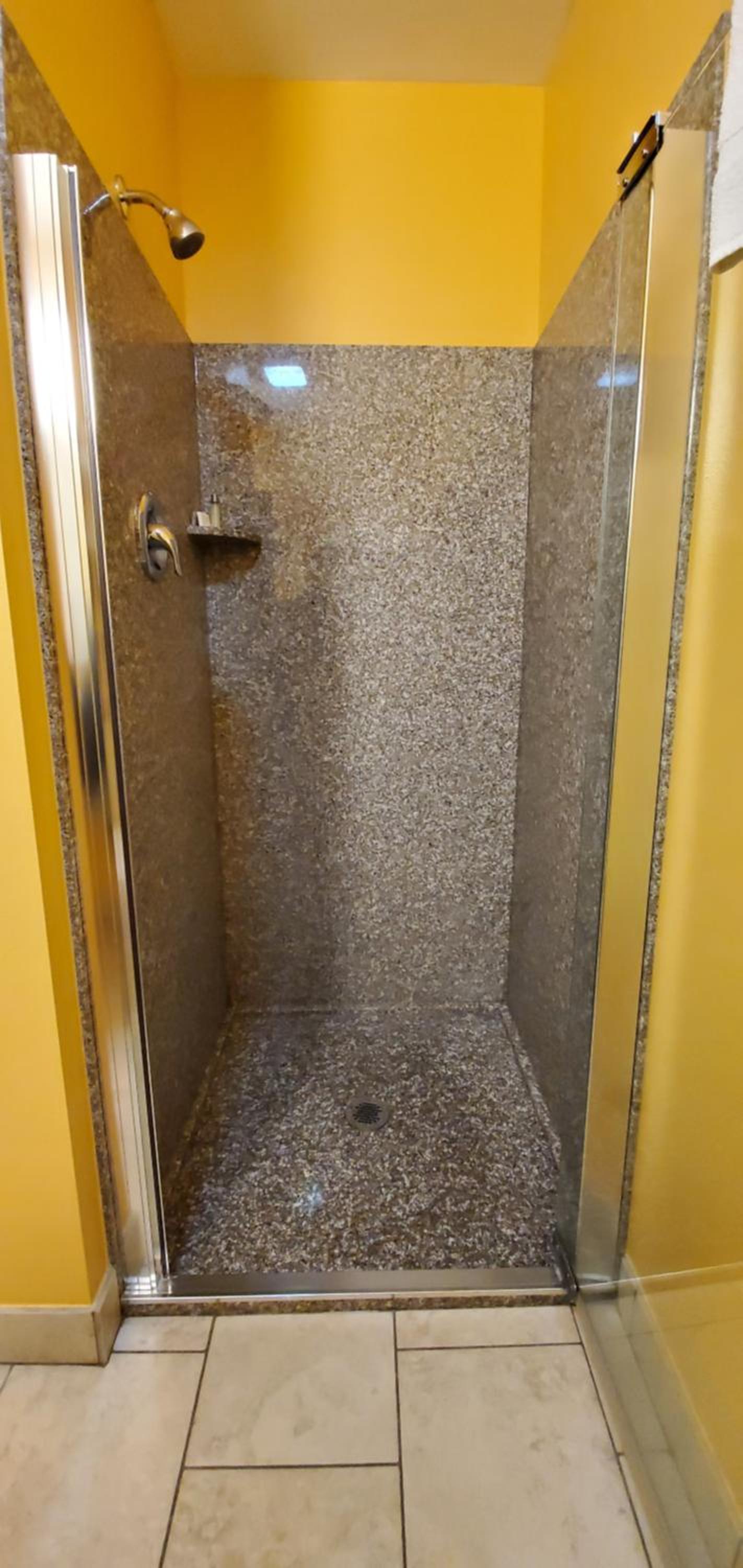 King Room with Walk-In Shower photo 3