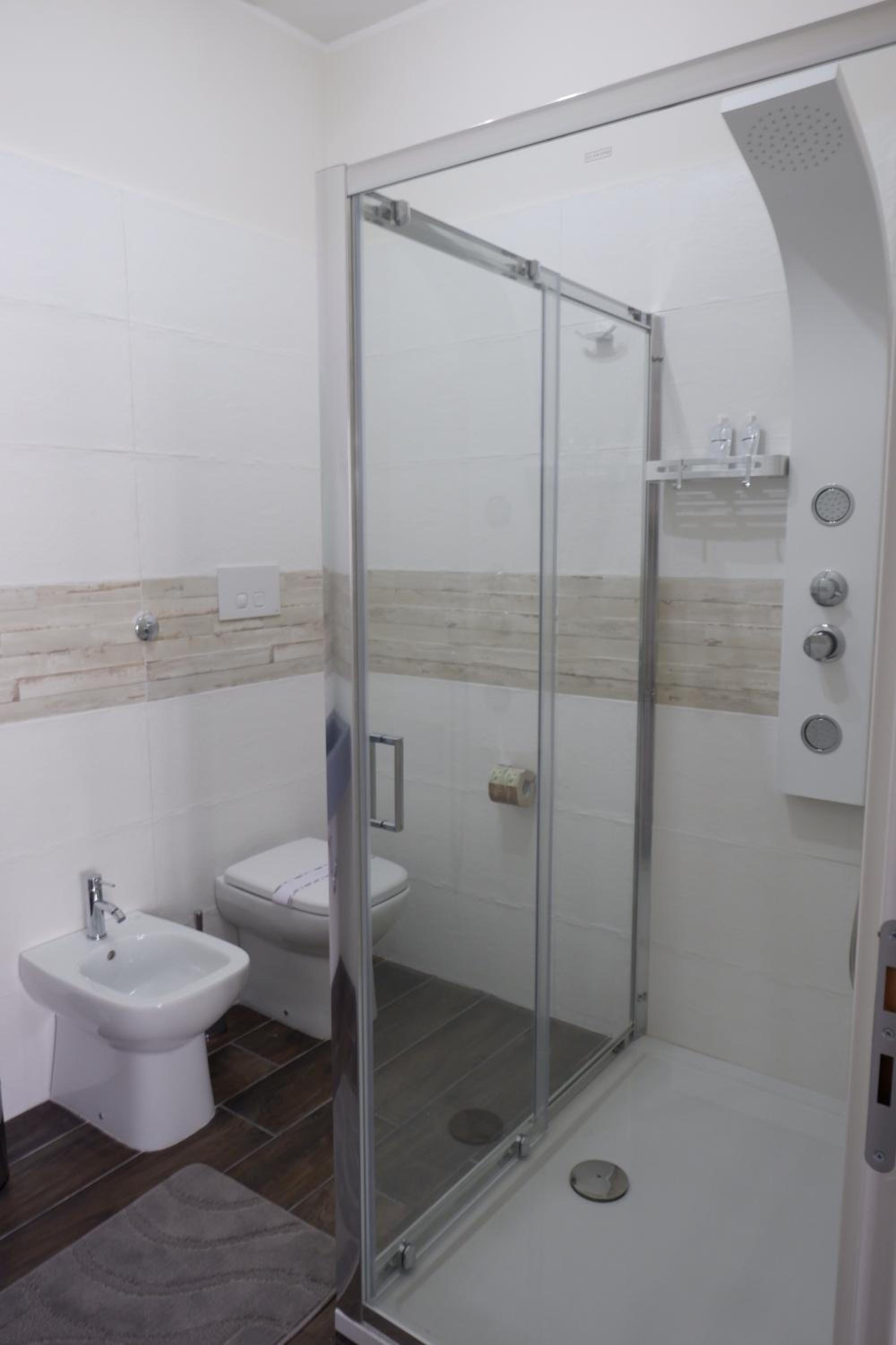 Deluxe Double Room with Bath - Photo 4