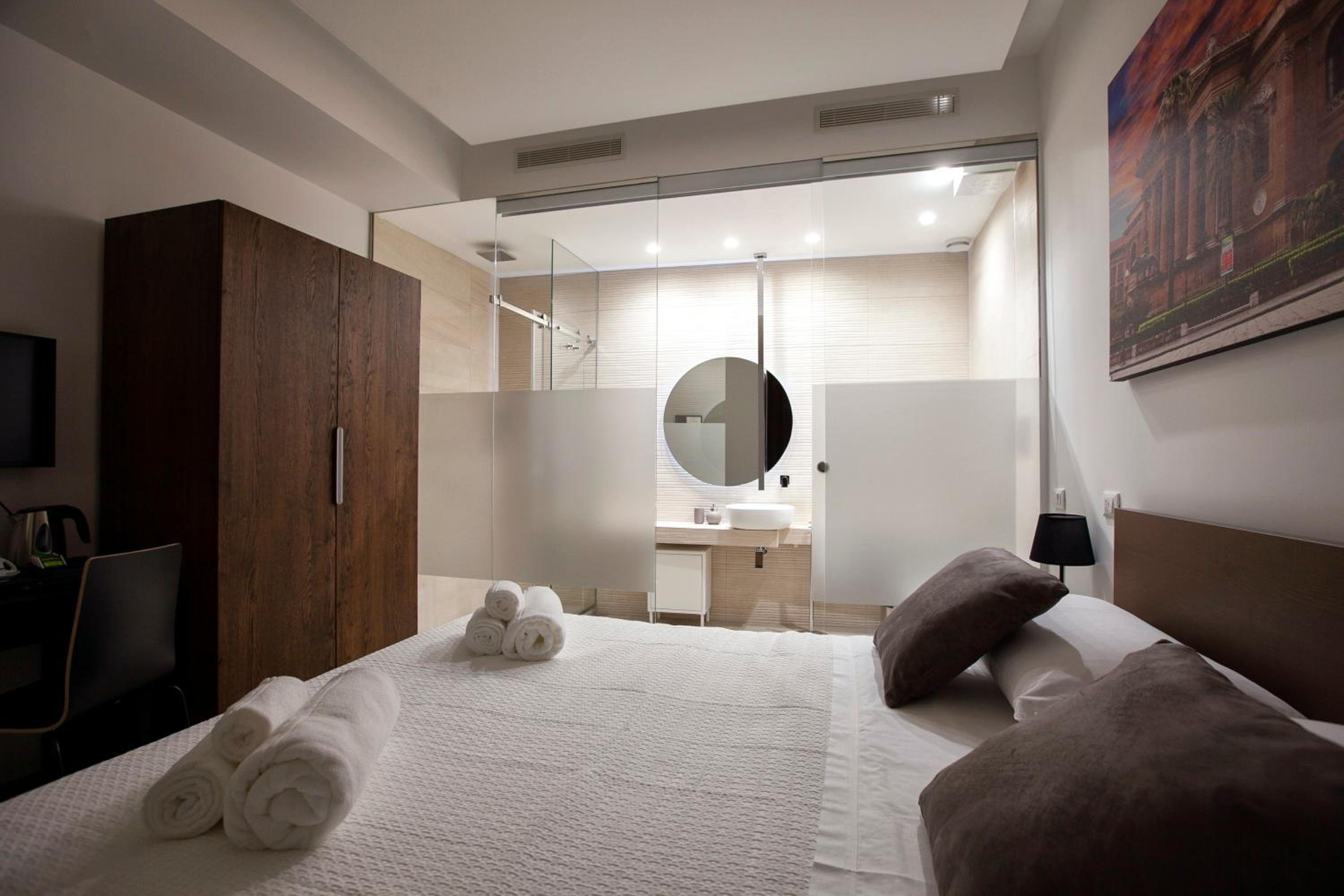 Double Room with Balcony - Photo 9
