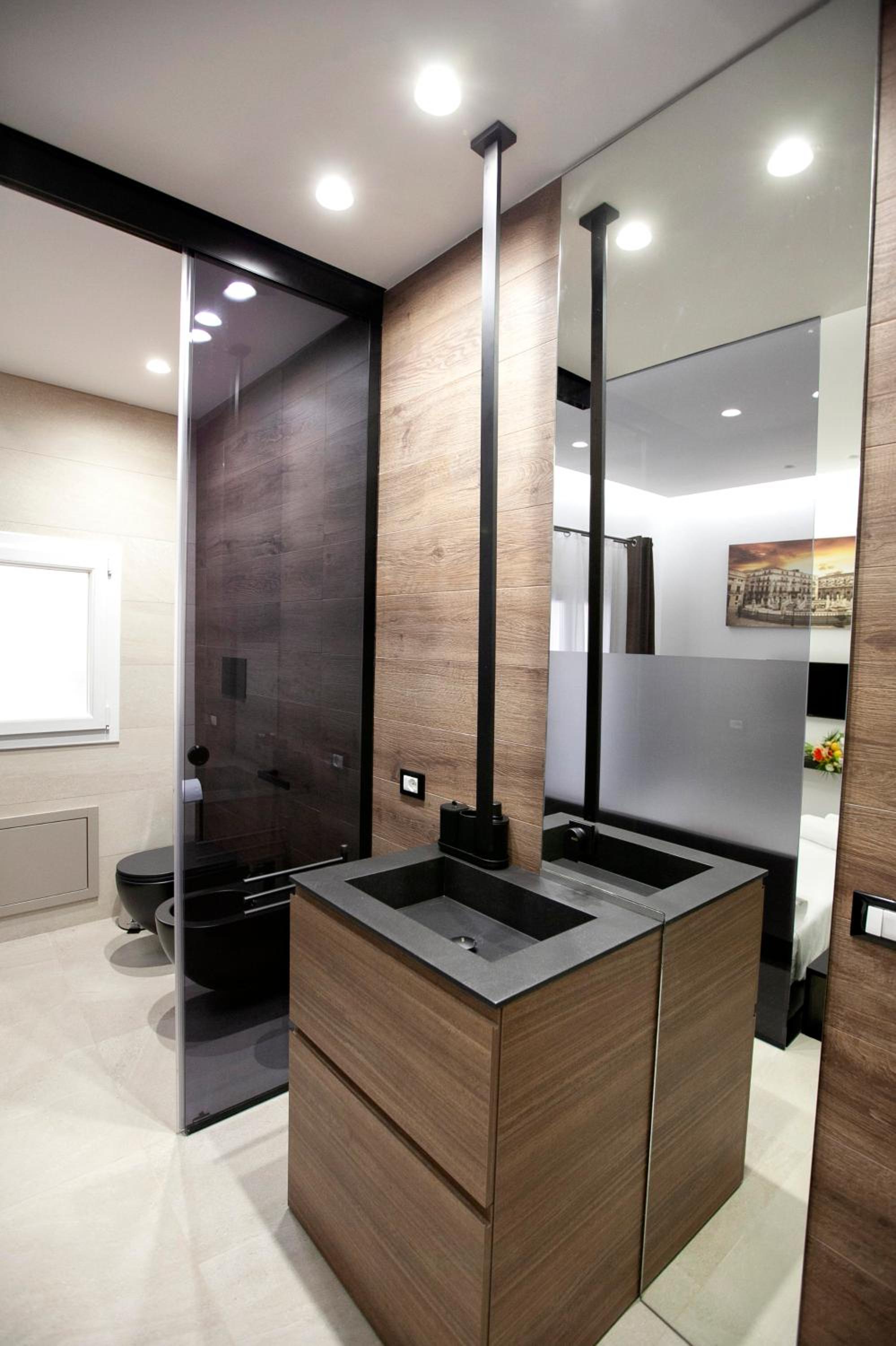 Double Room with Balcony - Photo 23