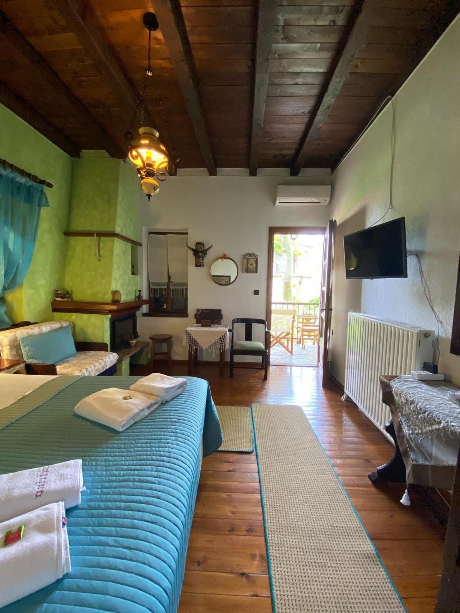 Double Room with Fireplace and Balcony - Photo 10