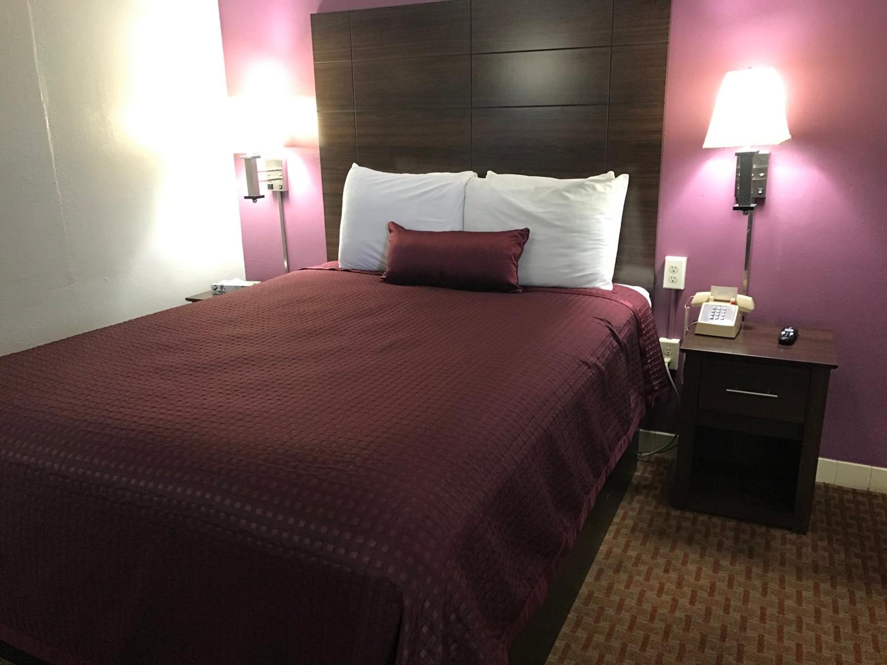Queen Room photo 2