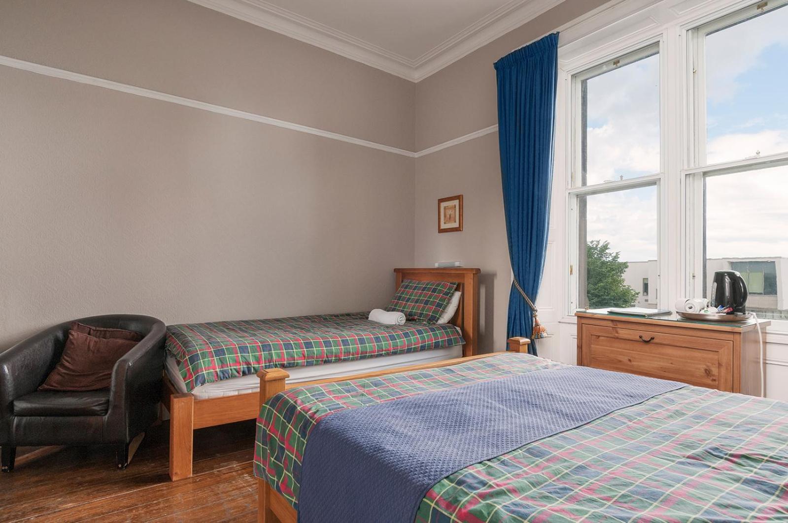 En Suite Triple Room - Photo 2