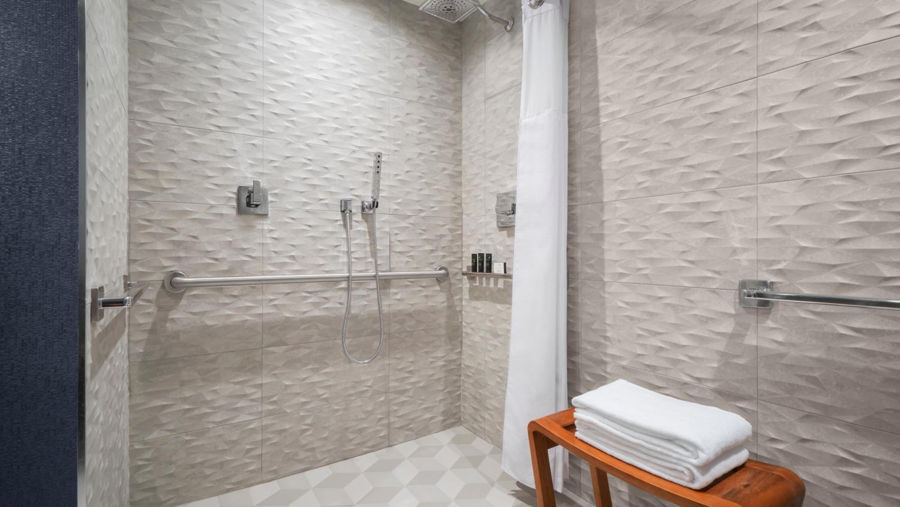 King Room with Balcony and Accessible Tub - Photo 3