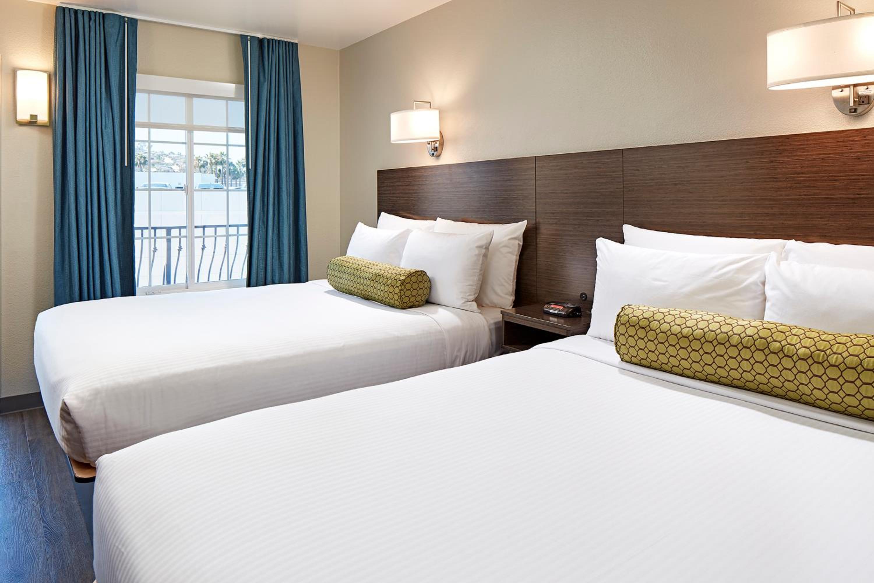 Queen Room with Two Queen Beds - Photo 2