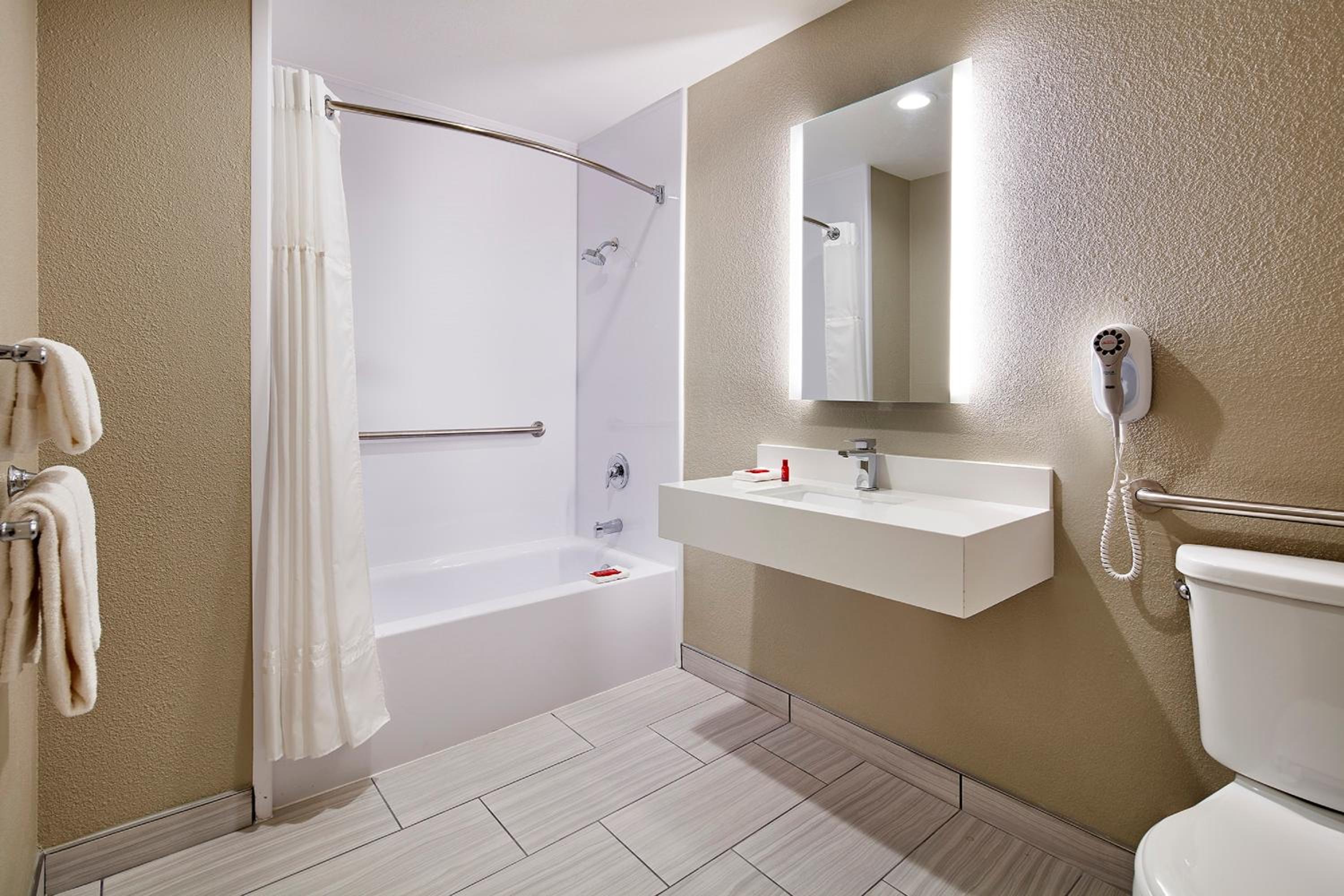 Queen Room with Grab Bar - Non-Smoking - Photo 5