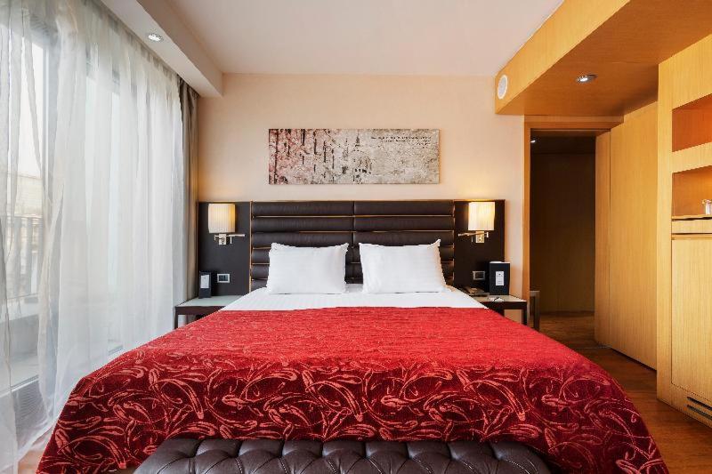 Suite - Photo 1