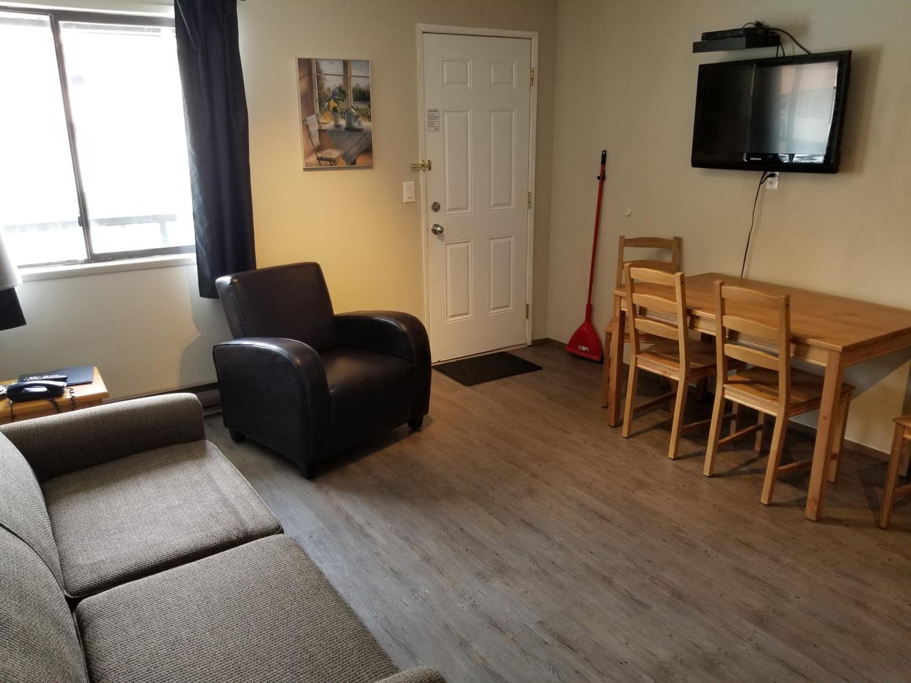 2 King 2 Bedroom Suite with Kitchen photo 2