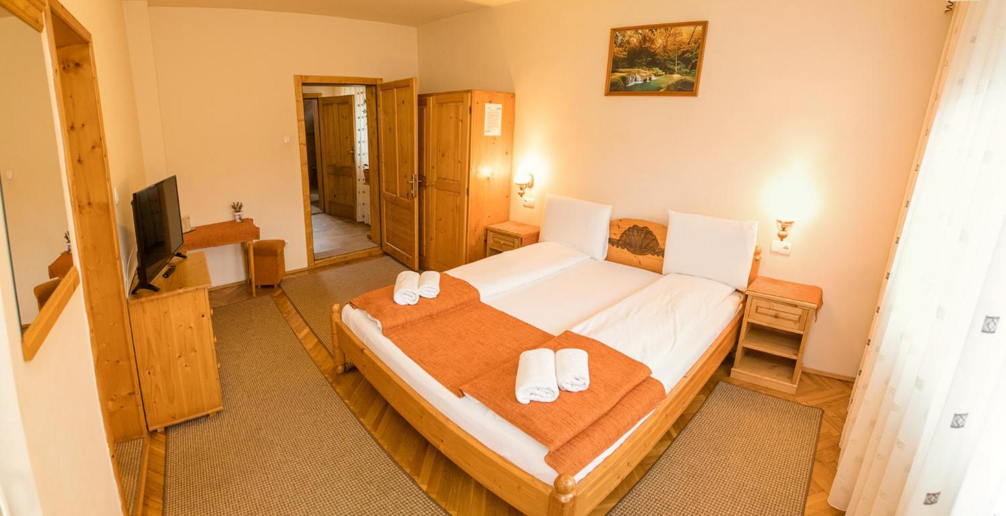Double Room - Photo 5