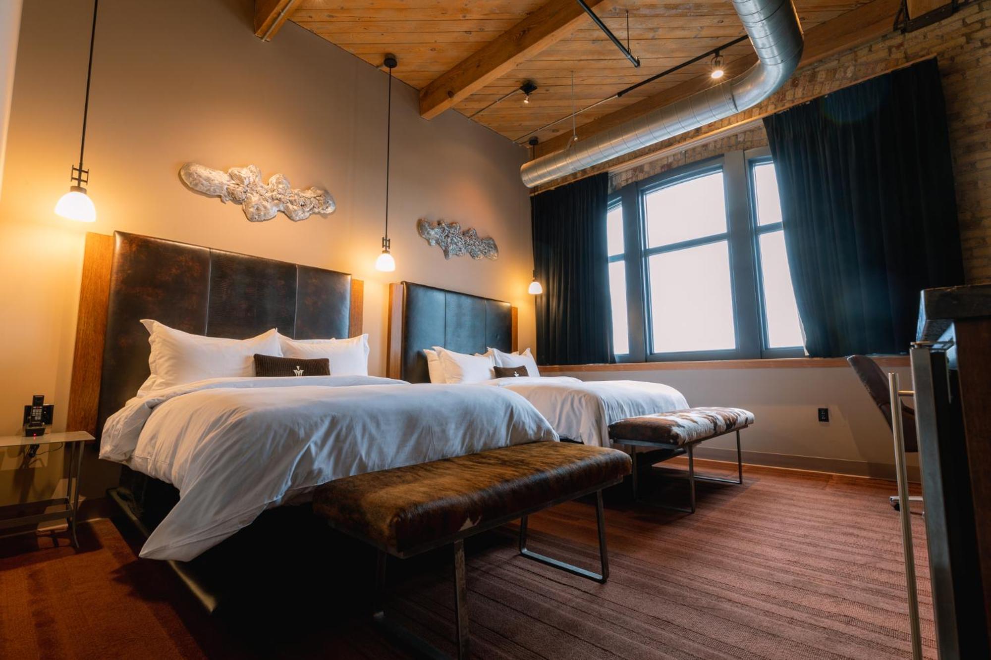 Custom Deluxe Queen Room - Photo 6