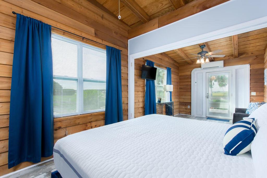 Deluxe King Room - Photo 9