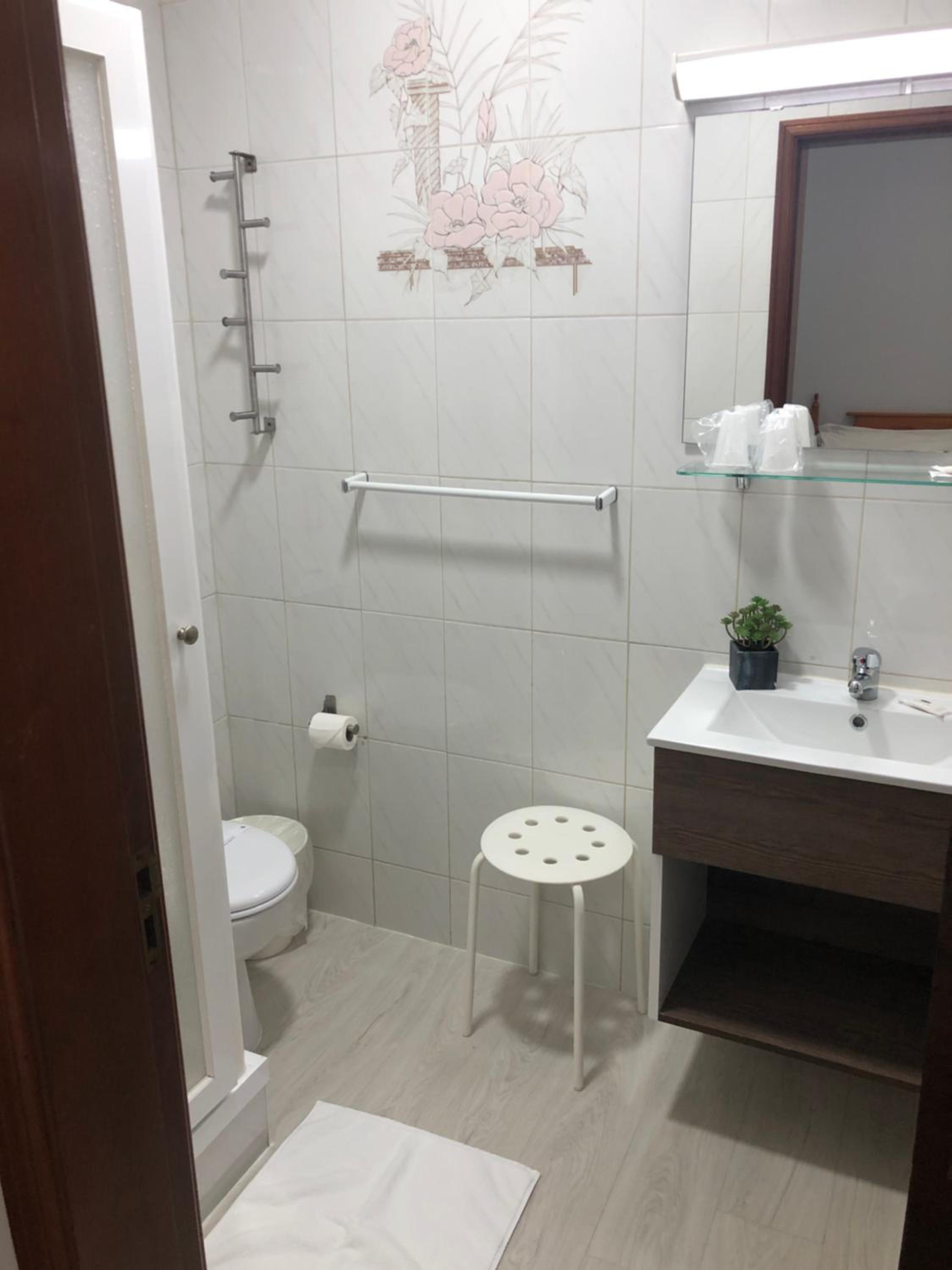 Double or Twin Room - Photo 4