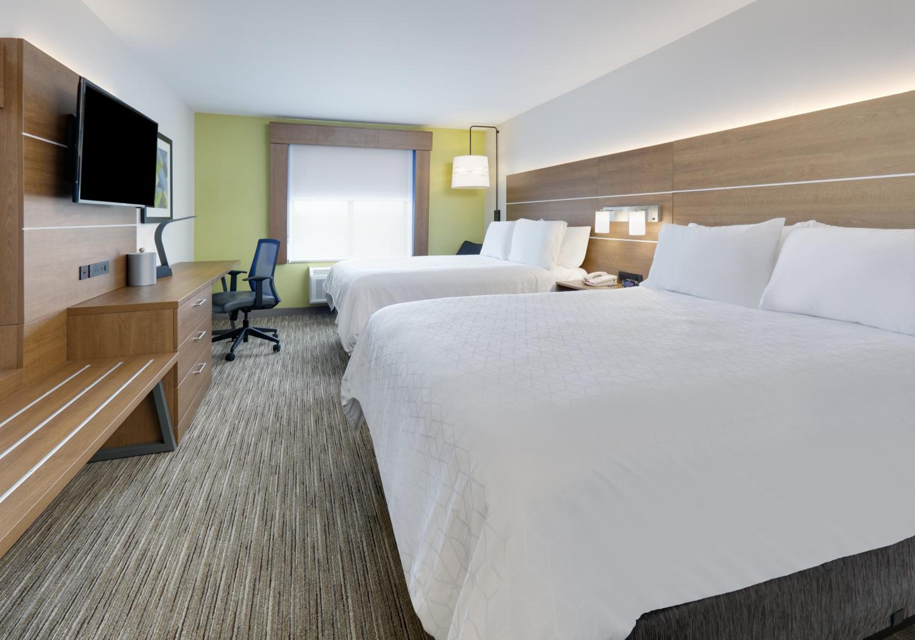 Standard Room with Two Queen Beds - Photo 4