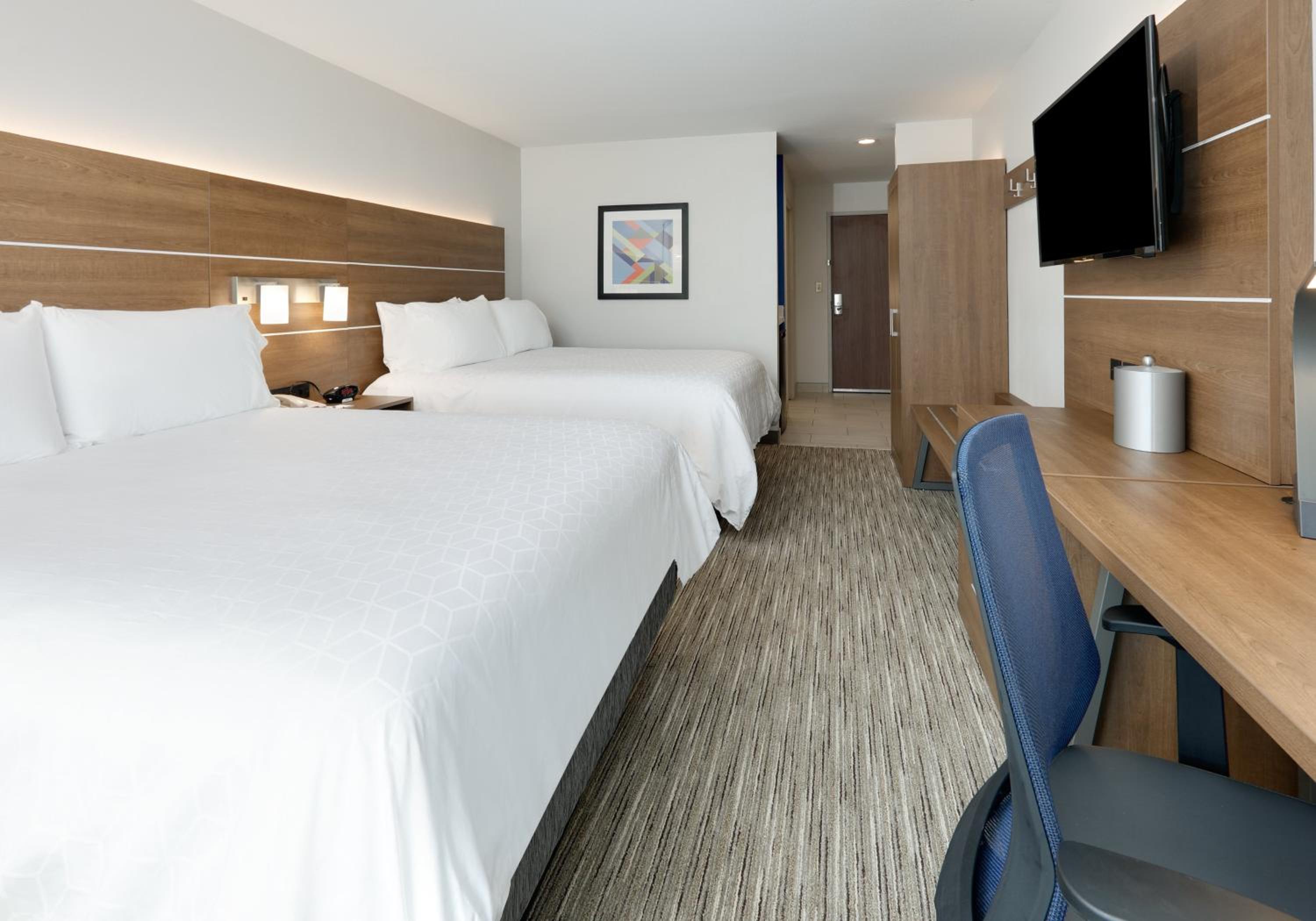 Standard Room with Two Queen Beds - Photo 6