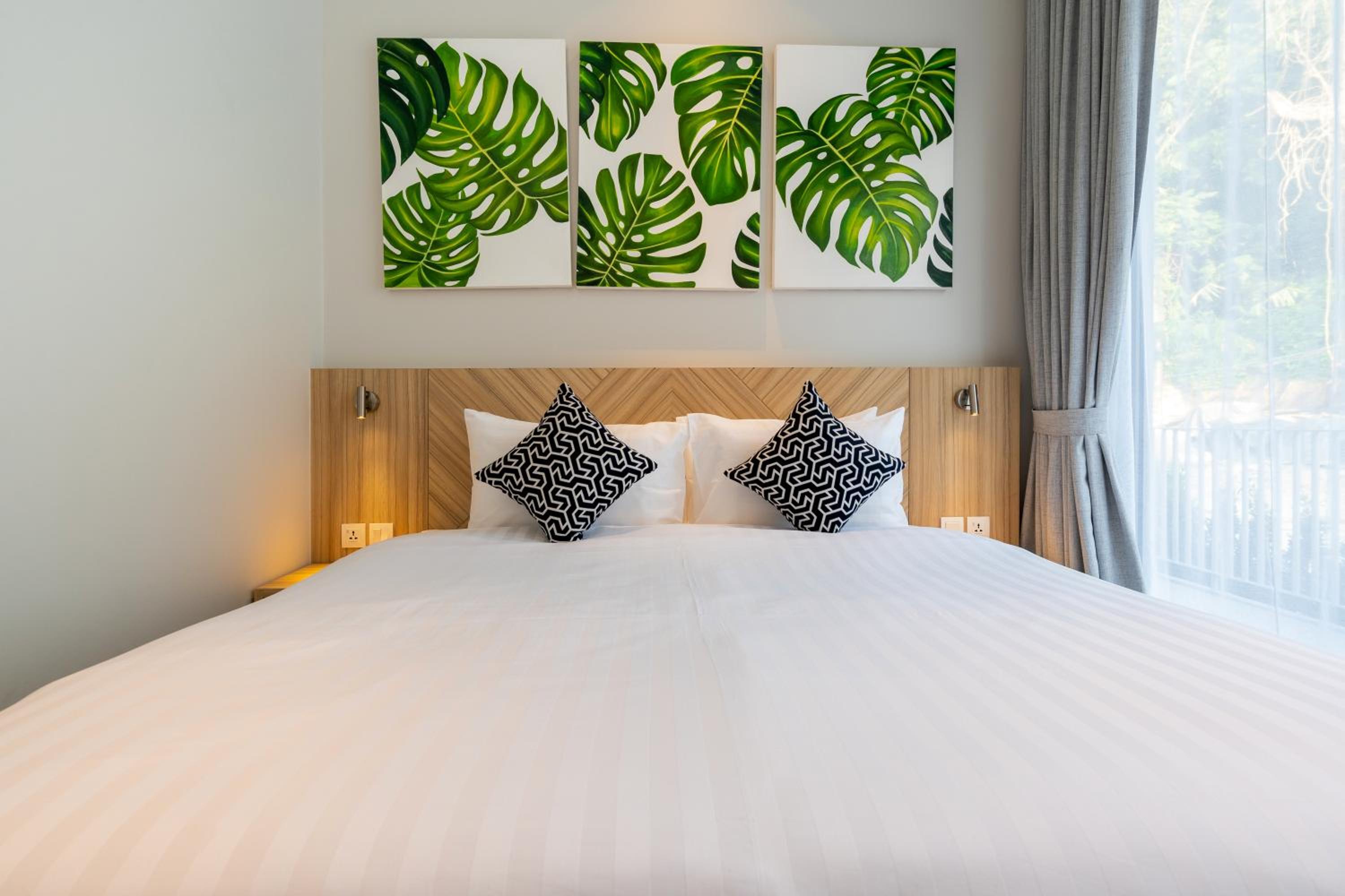 Three-Bedroom Villa with Bathtub
