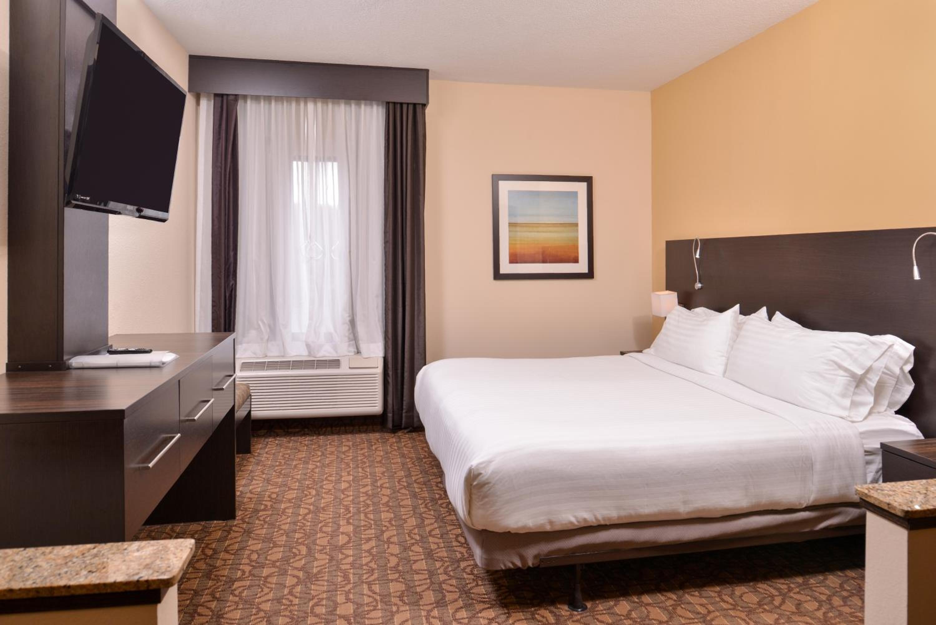 Standard King Room with Mobility Accessible Tub - Photo 5