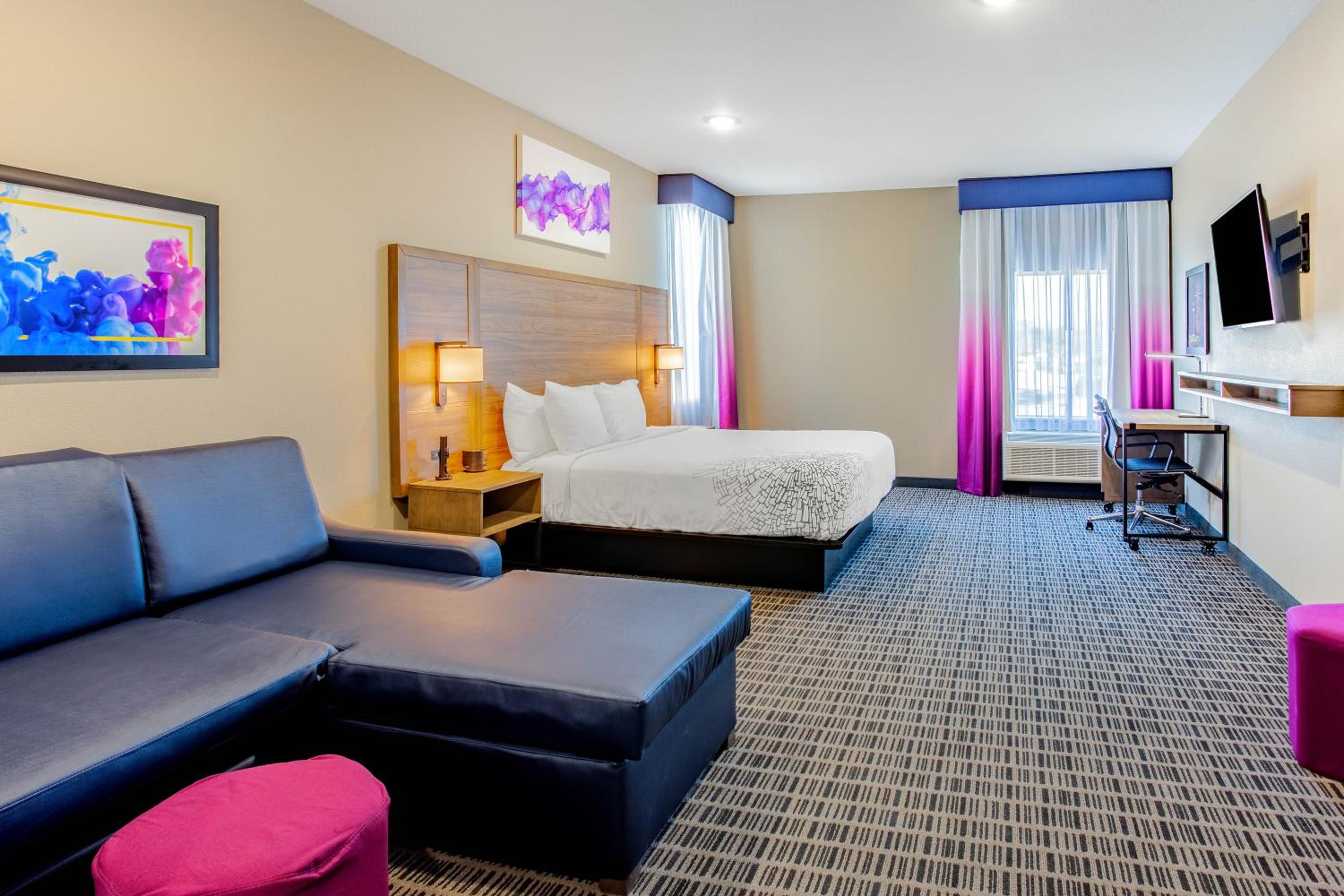 1 King Bed, Deluxe Mobility/Hearing Accessible Room, Roll-In Shower, Non-Smoking - Photo 4