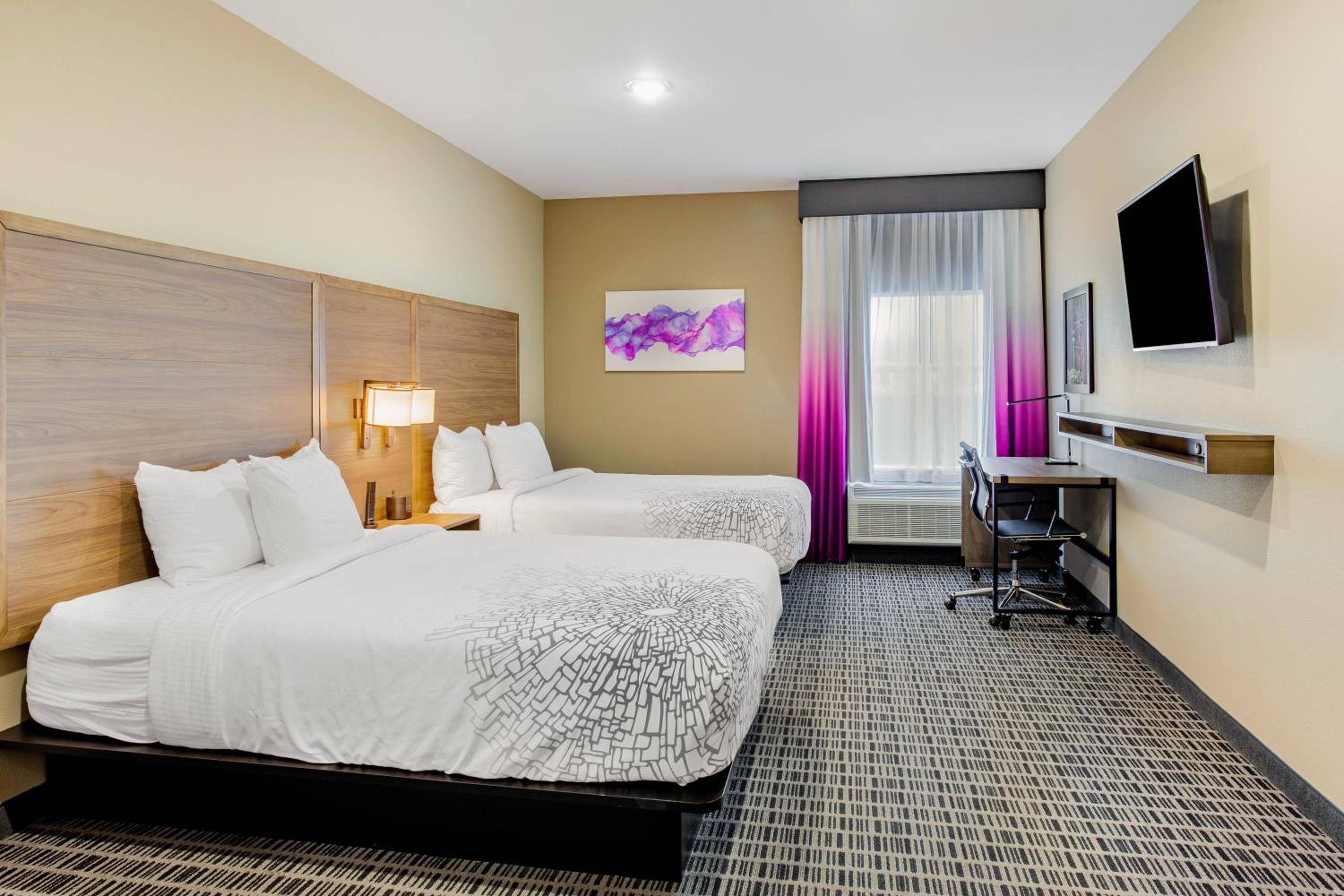 Queen Room with Two Queen Beds and Roll-In Shower - Mobility/Hearing Accessible - Non-Smoking - Photo 4