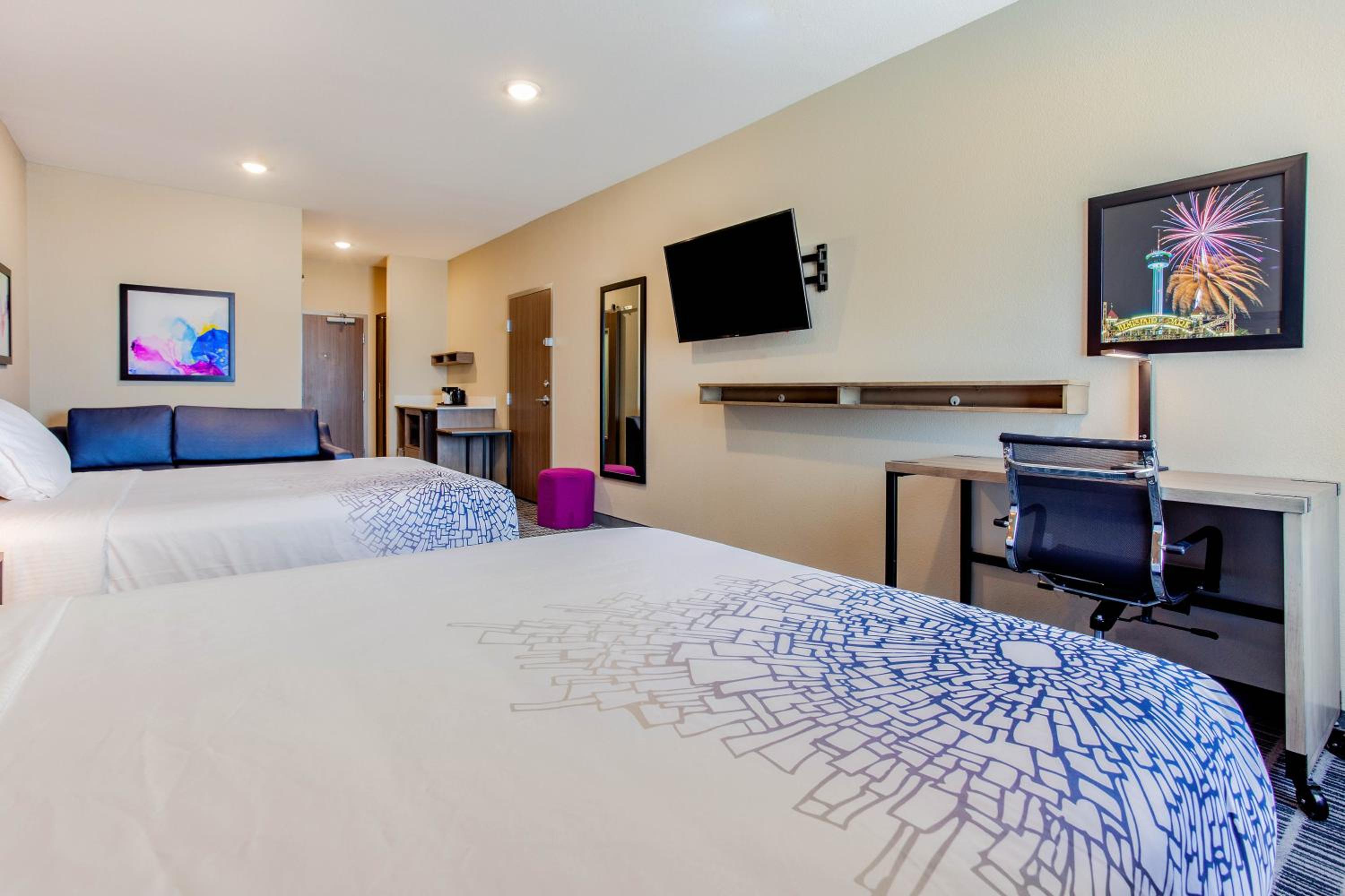 Deluxe Queen Room with Two Queen Beds - Non-Smoking - Photo 2