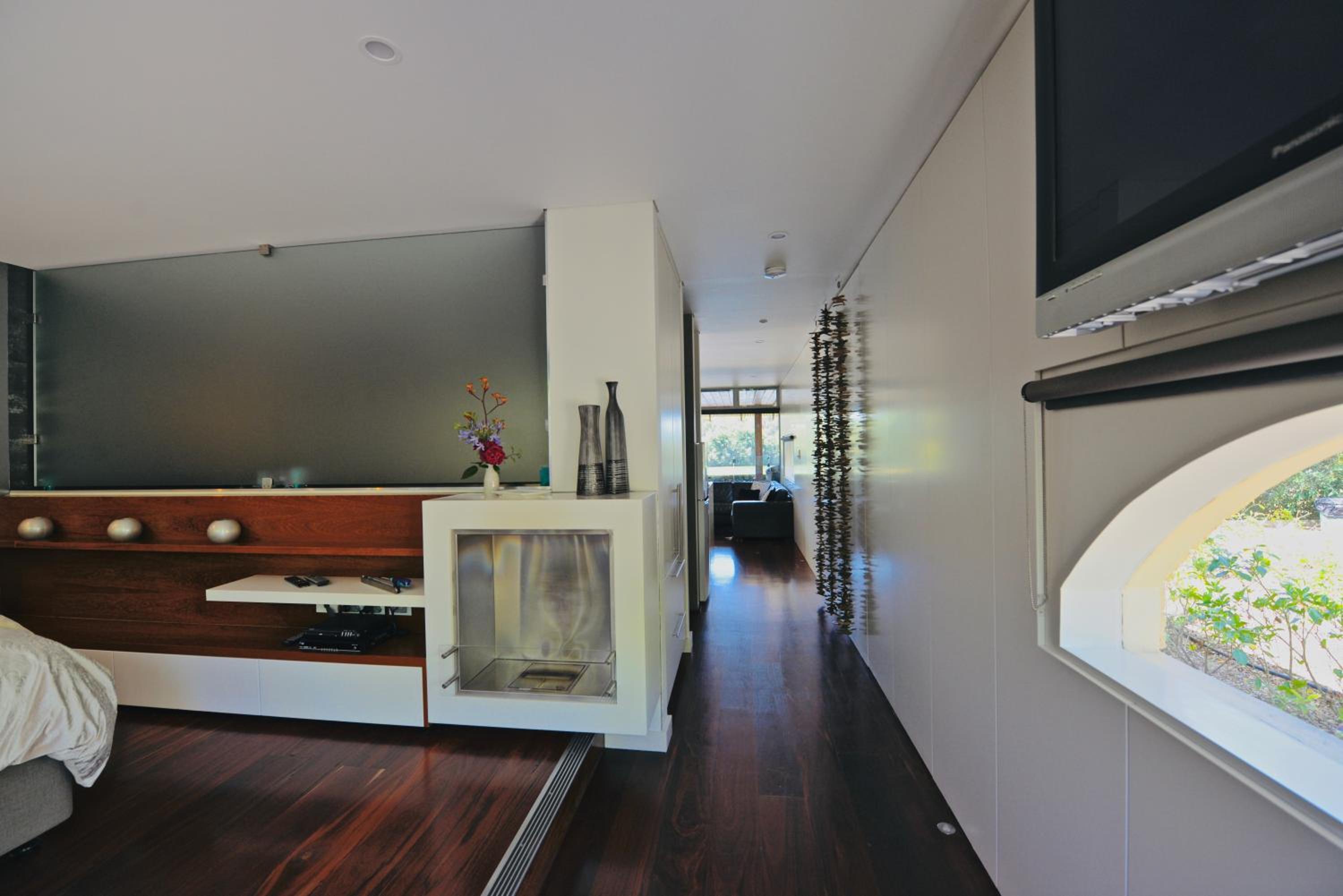 Lakehouse - One-Bedroom Villa with Hot Tub photo 3