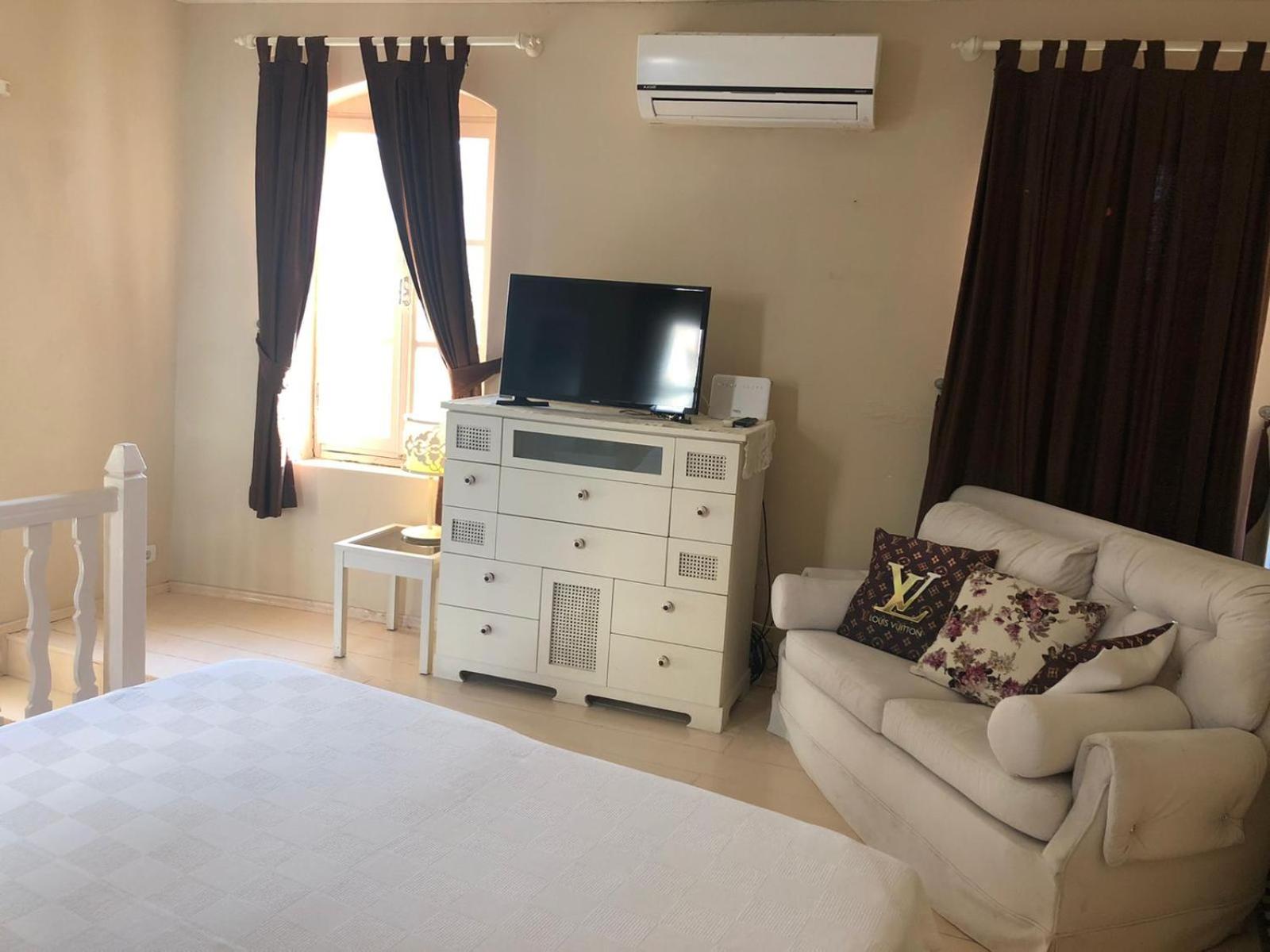 One-Bedroom Apartment - Photo 12
