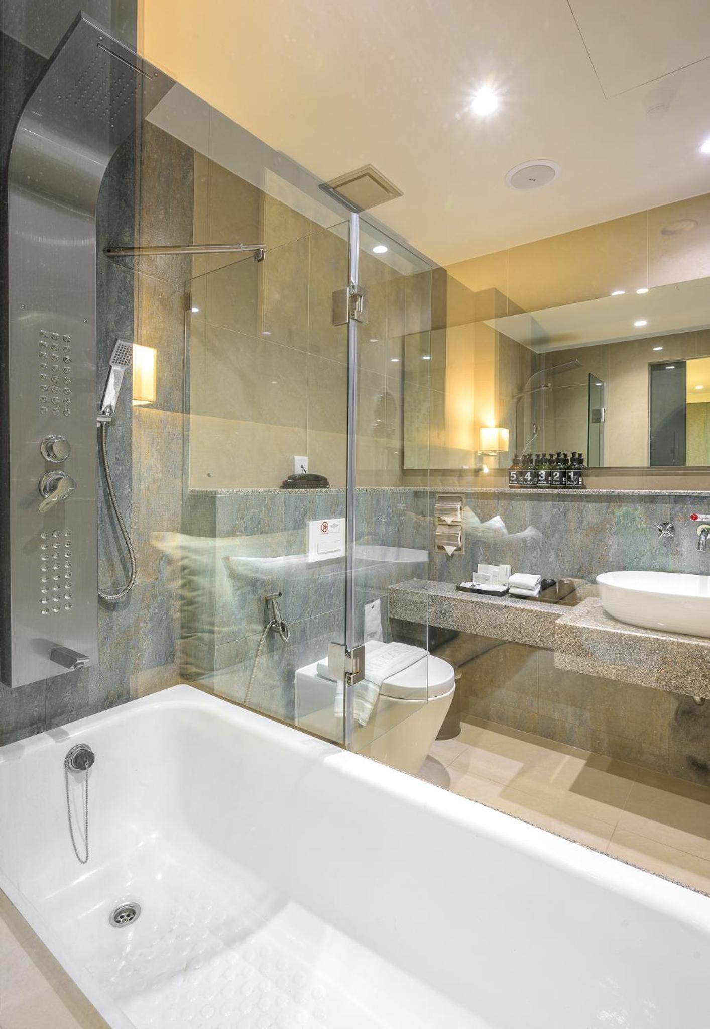 Premier Room with Bathtub photo 3