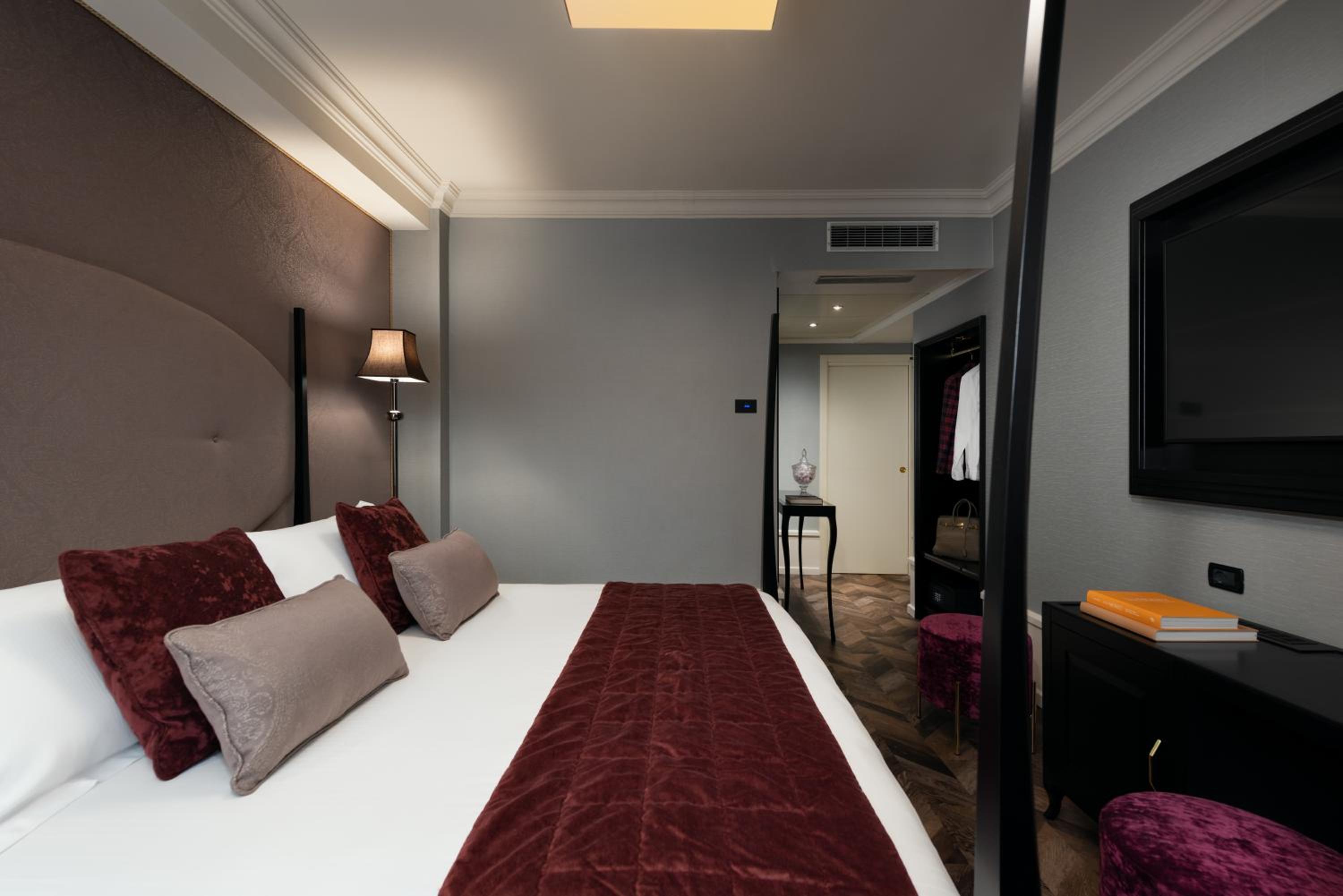 Deluxe Room - Photo 2