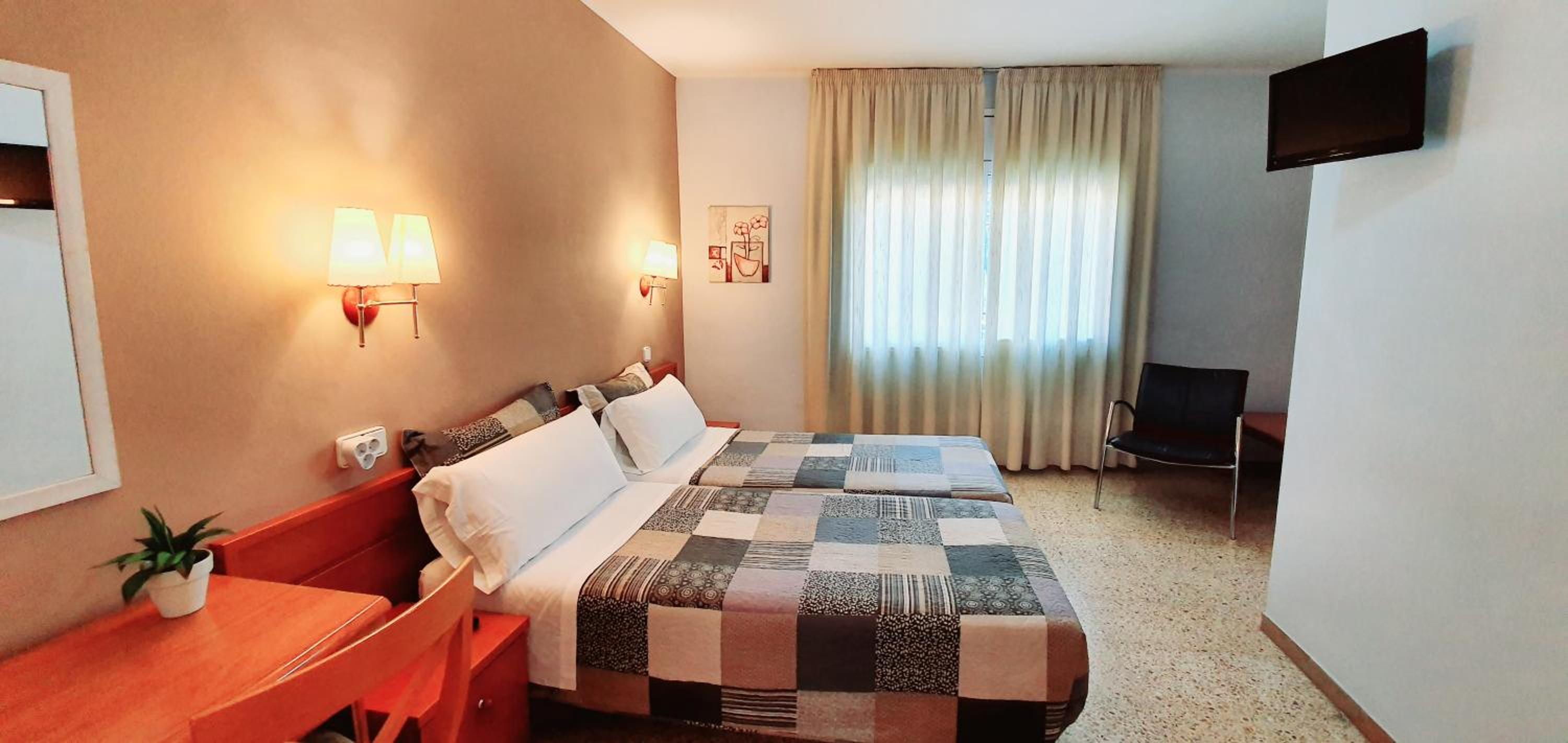 Double or Twin Room - Photo 5