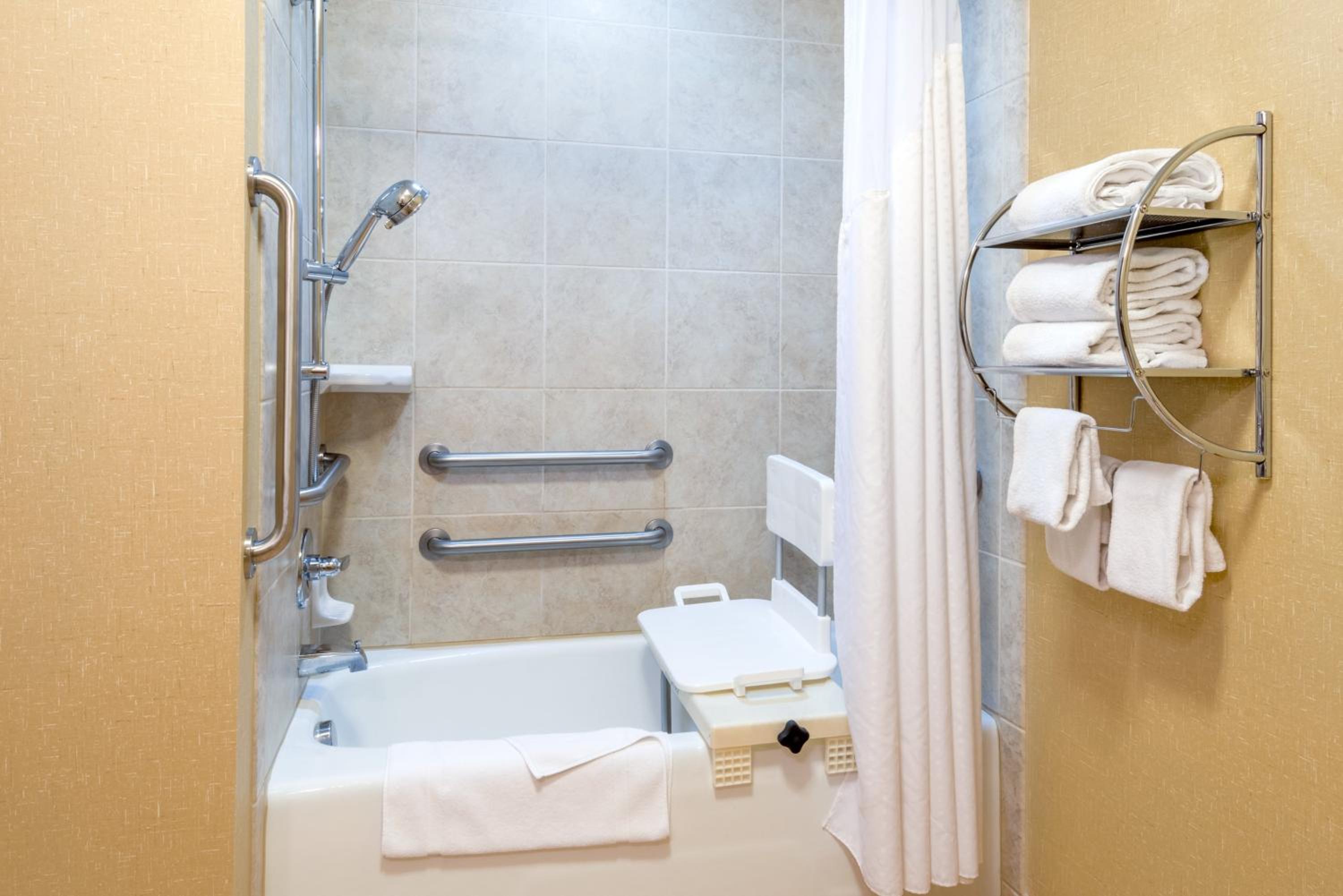 Standard Queen Room with Two Queen Beds - Communications Accessible - Photo 6