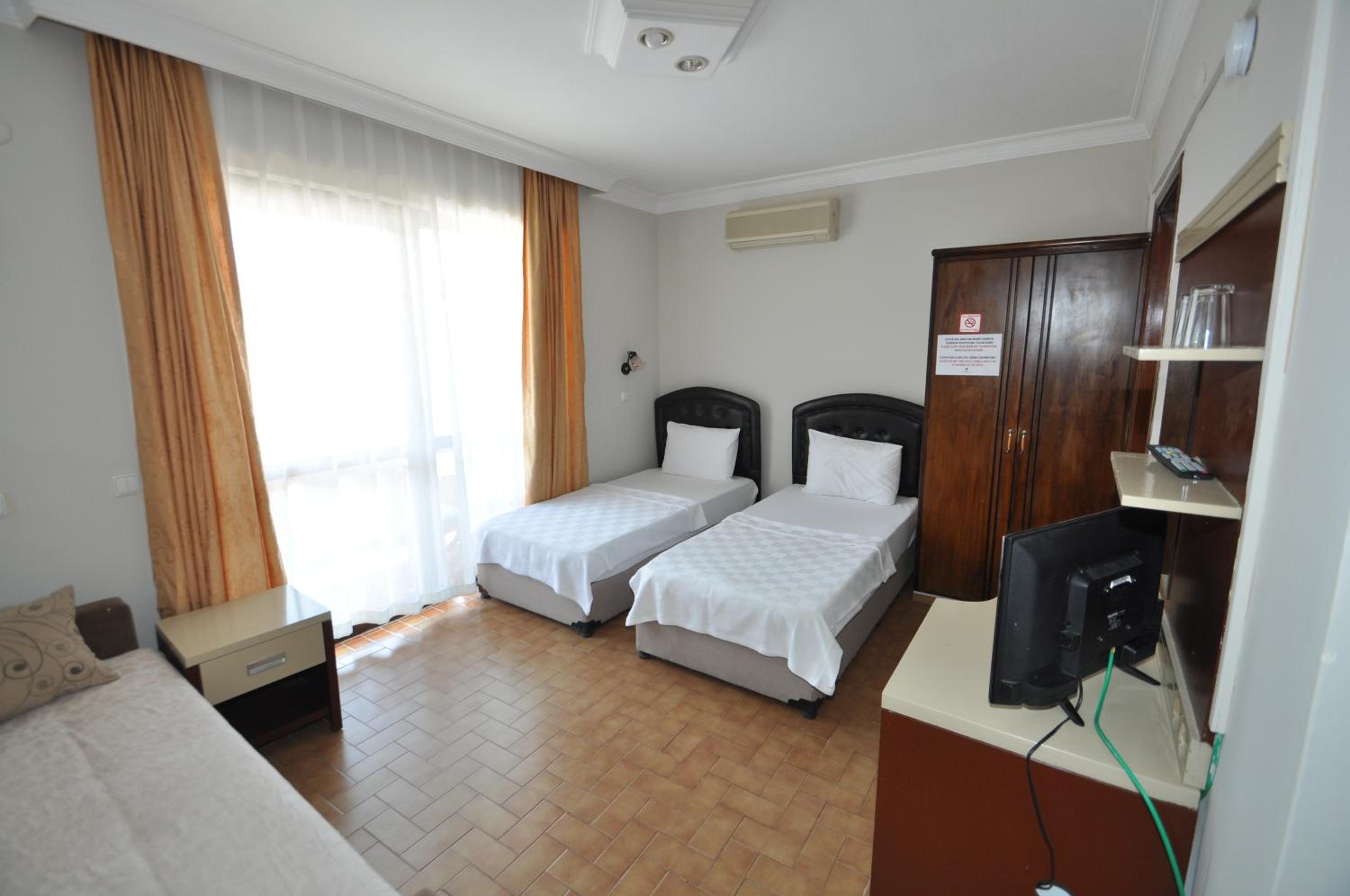 Deluxe Double Room (2 Adults + 1 Child)
