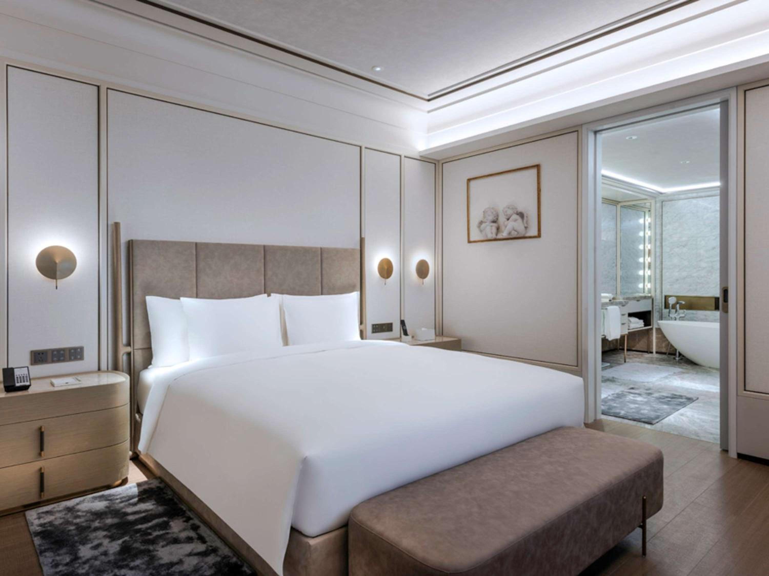 Deluxe Suite with 1 kingsize bed photo 1
