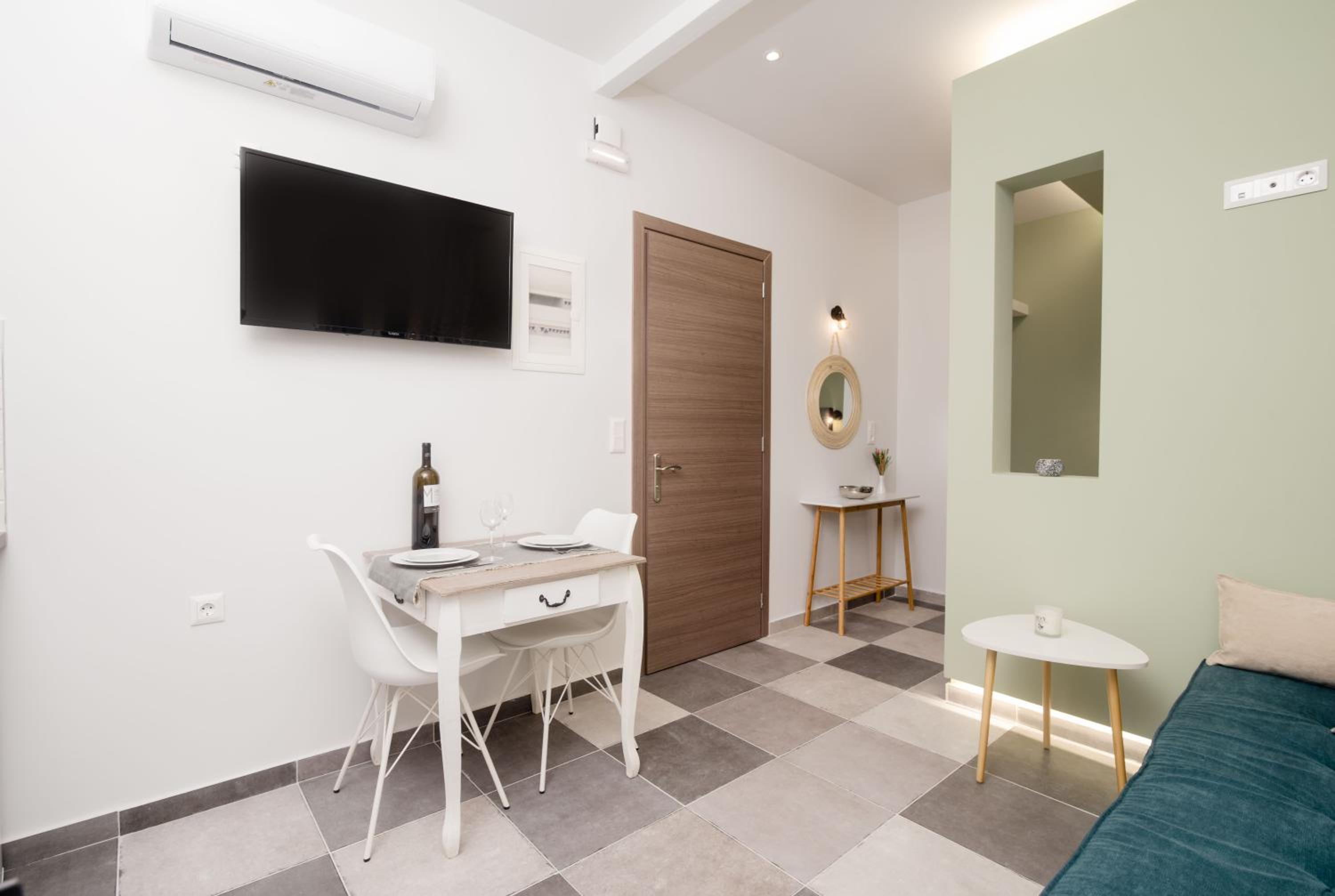 Deluxe Double Room (2 Adults + 1 Child) photo 3