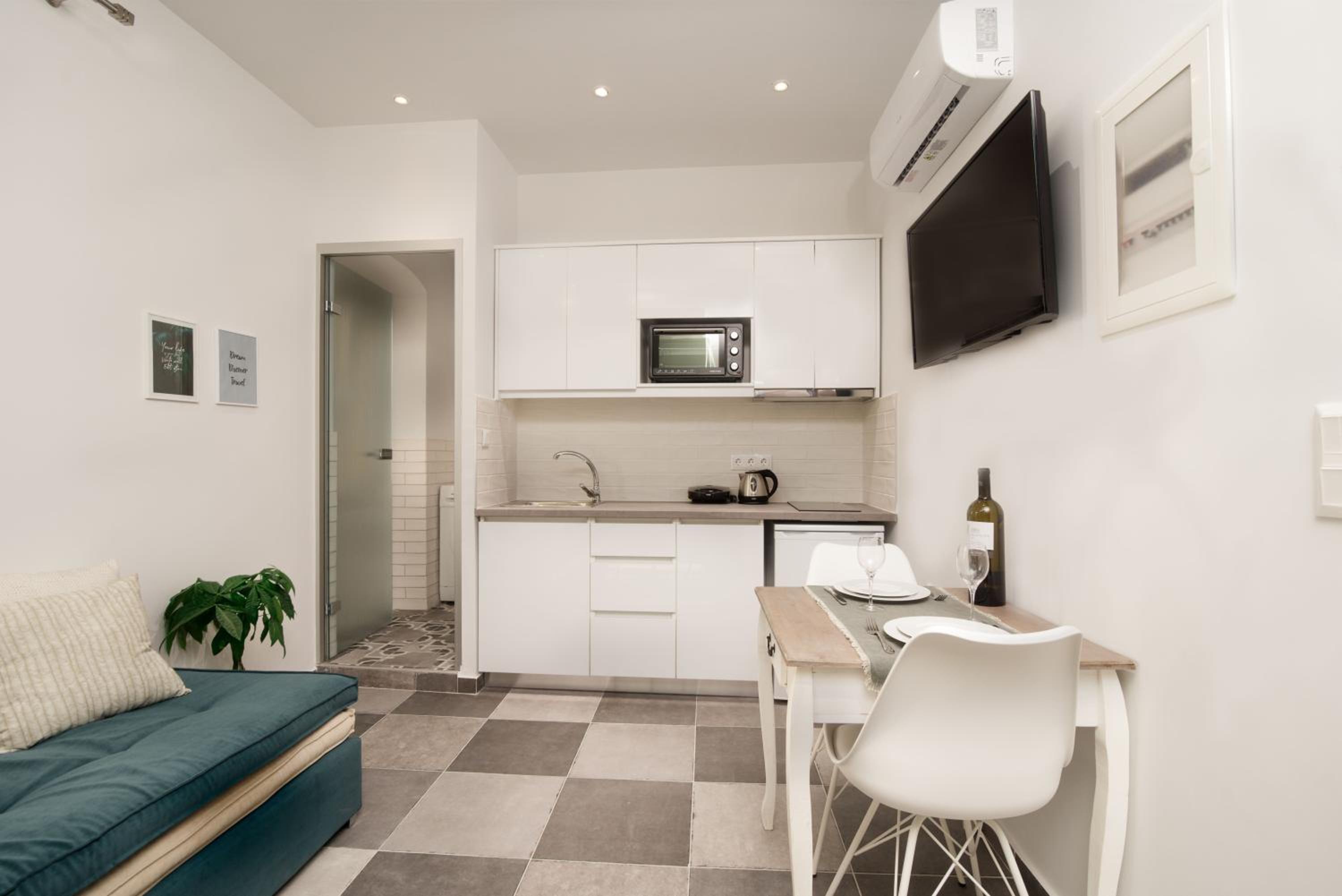Deluxe Double Room (2 Adults + 1 Child) photo 2