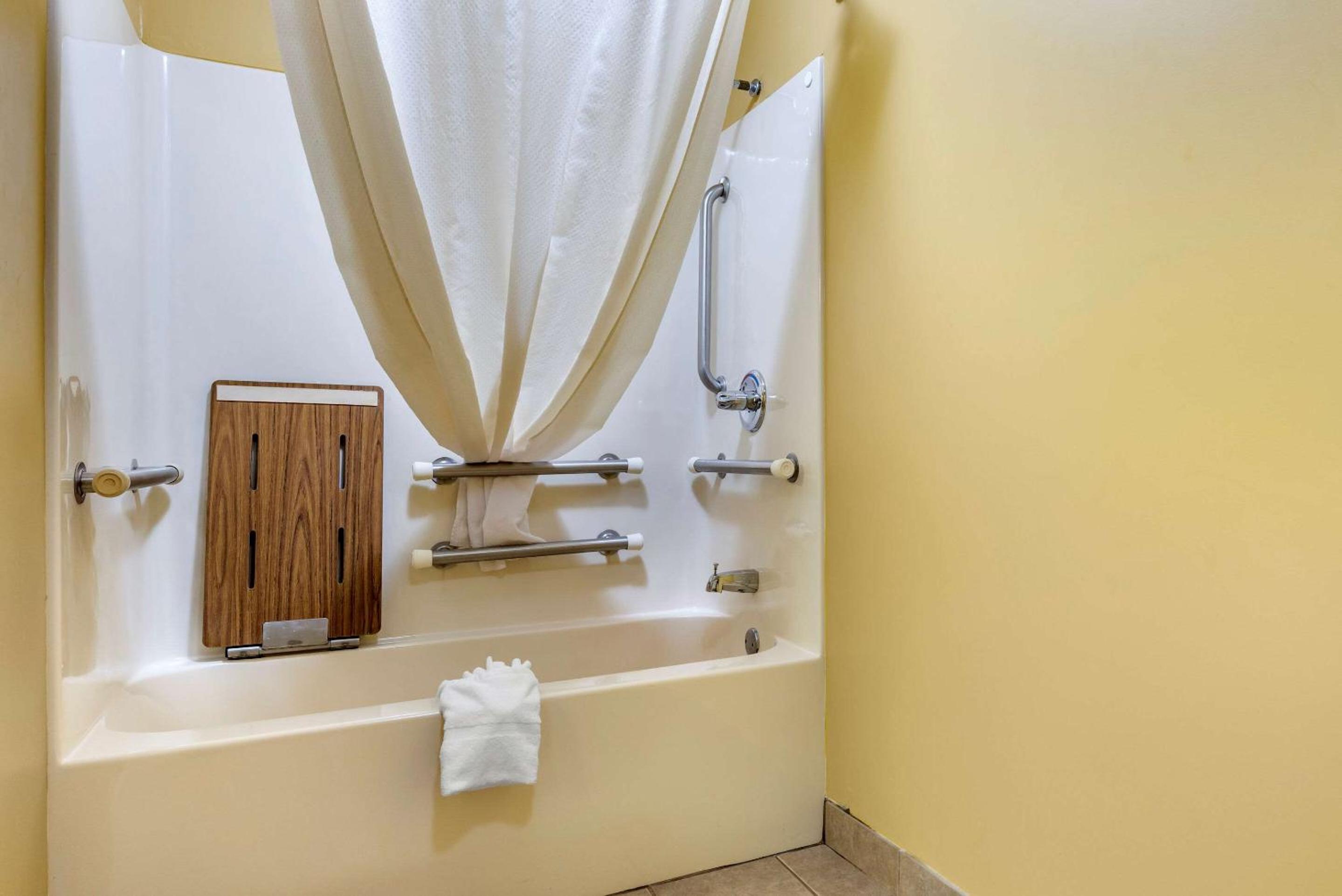 Queen Room - Accessible/Non Smoking - Photo 5